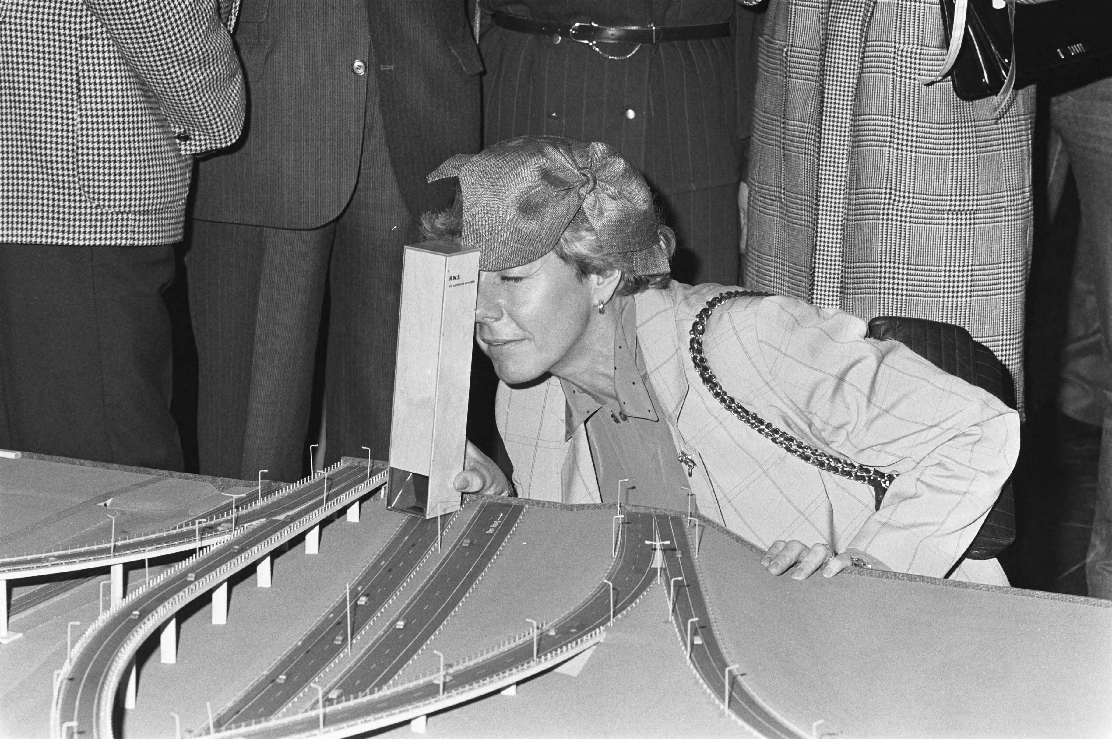 Fotocollectie Anefo — Officiele ingebruikstelling verkeersplein Leidschendam; minister Smit Kroes bekijkt in bijzijn van Koningin Beatrix verkeersplein met periscoopje — Foto: Bogaerts, Rob / Anefo. Licentie: Set B: Rechtenvrij / Publiek Domein. Bron: Nationaal Archief. http://hdl.handle.net/10648/ad52a610-d0b4-102d-bcf8-003048976d84