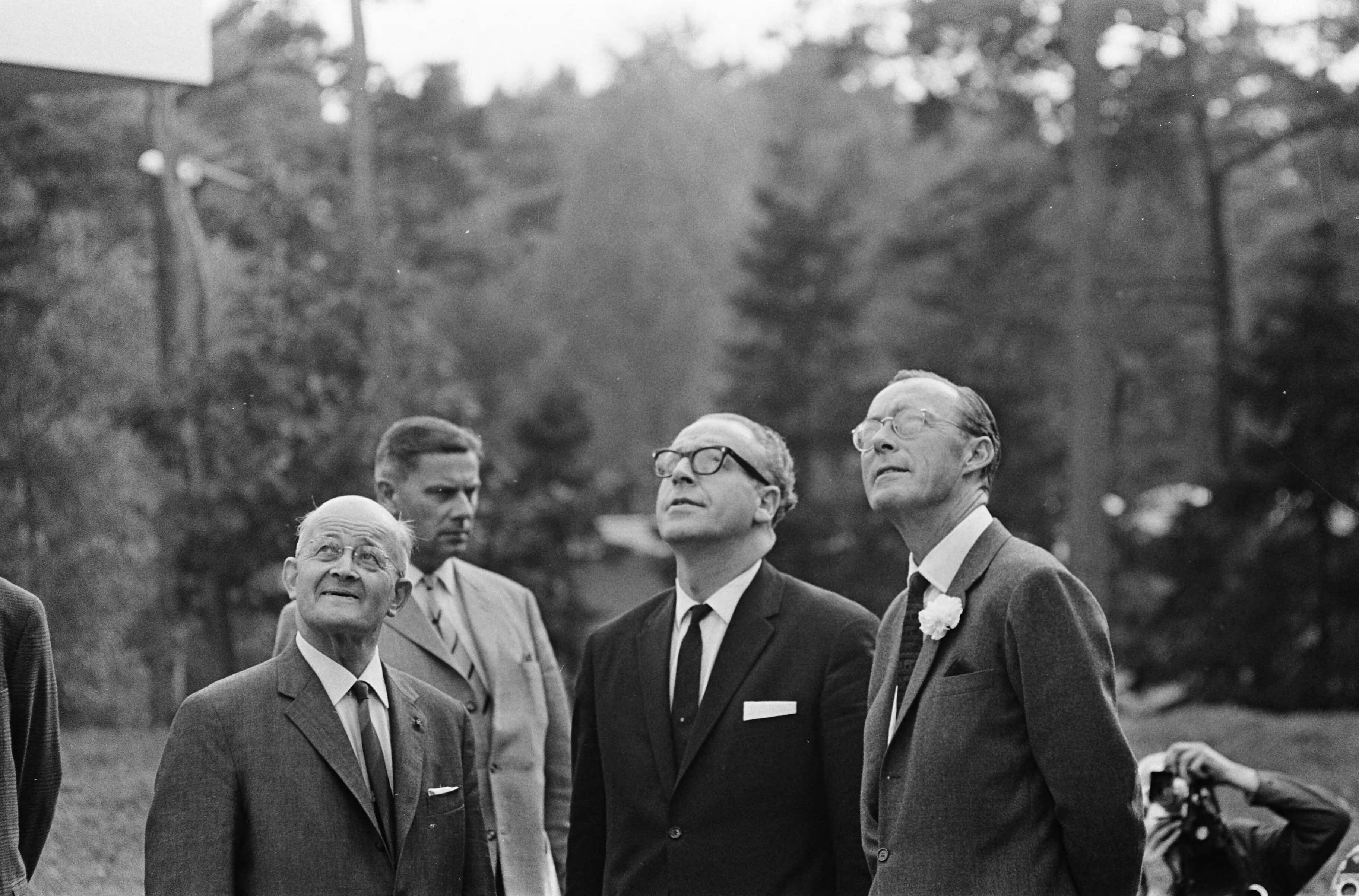 Fotocollectie Anefo — Opening KNVB-centrum te Zeist door prins Bernhard, vlnr. KNVB-voorzitter A.L.M. Schröder, minister Vrolijk en prins Bernhard na de onthulling van de beeldengroep van kunstenaar André Schaller — Foto: Evers, Joost / Anefo. Licentie: Set B: Rechtenvrij / Publiek Domein. Bron: Nationaal Archief. http://hdl.handle.net/10648/aac0e2b8-d0b4-102d-bcf8-003048976d84