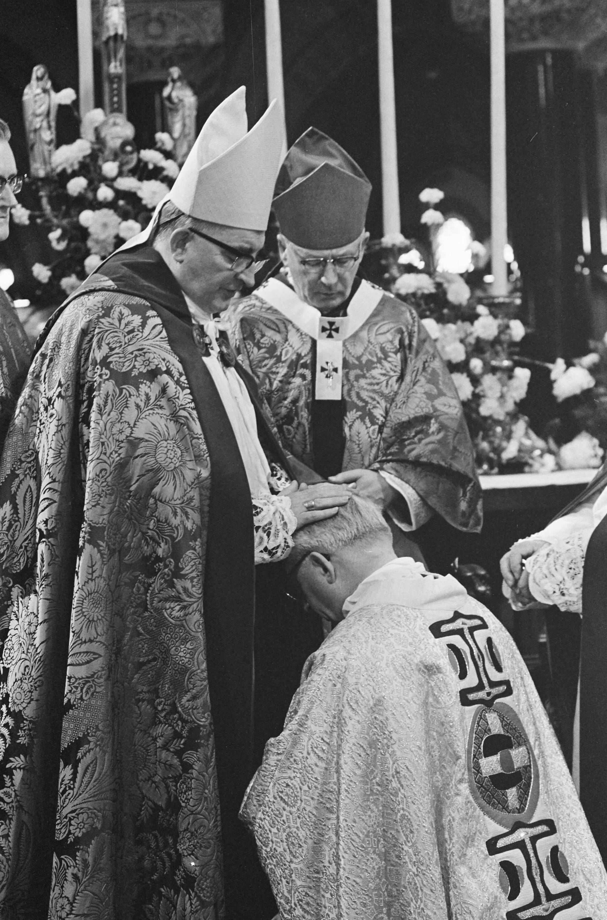 Bisschopswijding van mgr. drs. Th.N.J. Zwartkruis in St. Bavo te Haarlem — Bisschop mgr. drs. Zwartkruis tijdens de inwijding — Foto: Fotograaf Onbekend / Anefo. Licentie: Set B: Rechtenvrij / Publiek Domein. Bron: Nationaal Archief. http://hdl.handle.net/10648/ab015136-d0b4-102d-bcf8-003048976d84