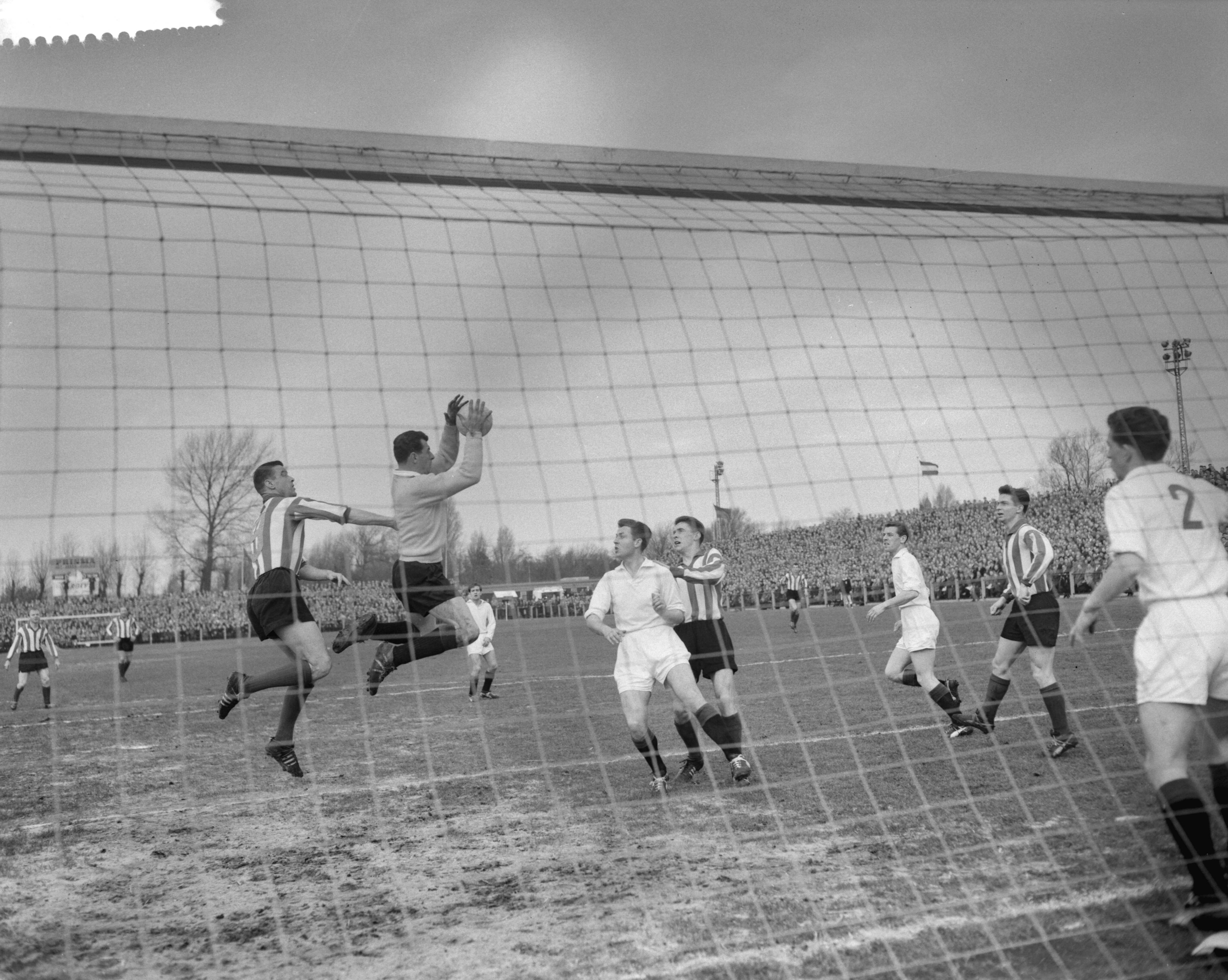 Fotocollectie Anefo — Voetbal. ADO tegen PSV 2-1. Spelmoment voor ADO doel — Foto: Bilsen, Joop van / Anefo. Licentie: Set B: Rechtenvrij / Publiek Domein. Bron: Nationaal Archief. http://hdl.handle.net/10648/a9c8f04e-d0b4-102d-bcf8-003048976d84
