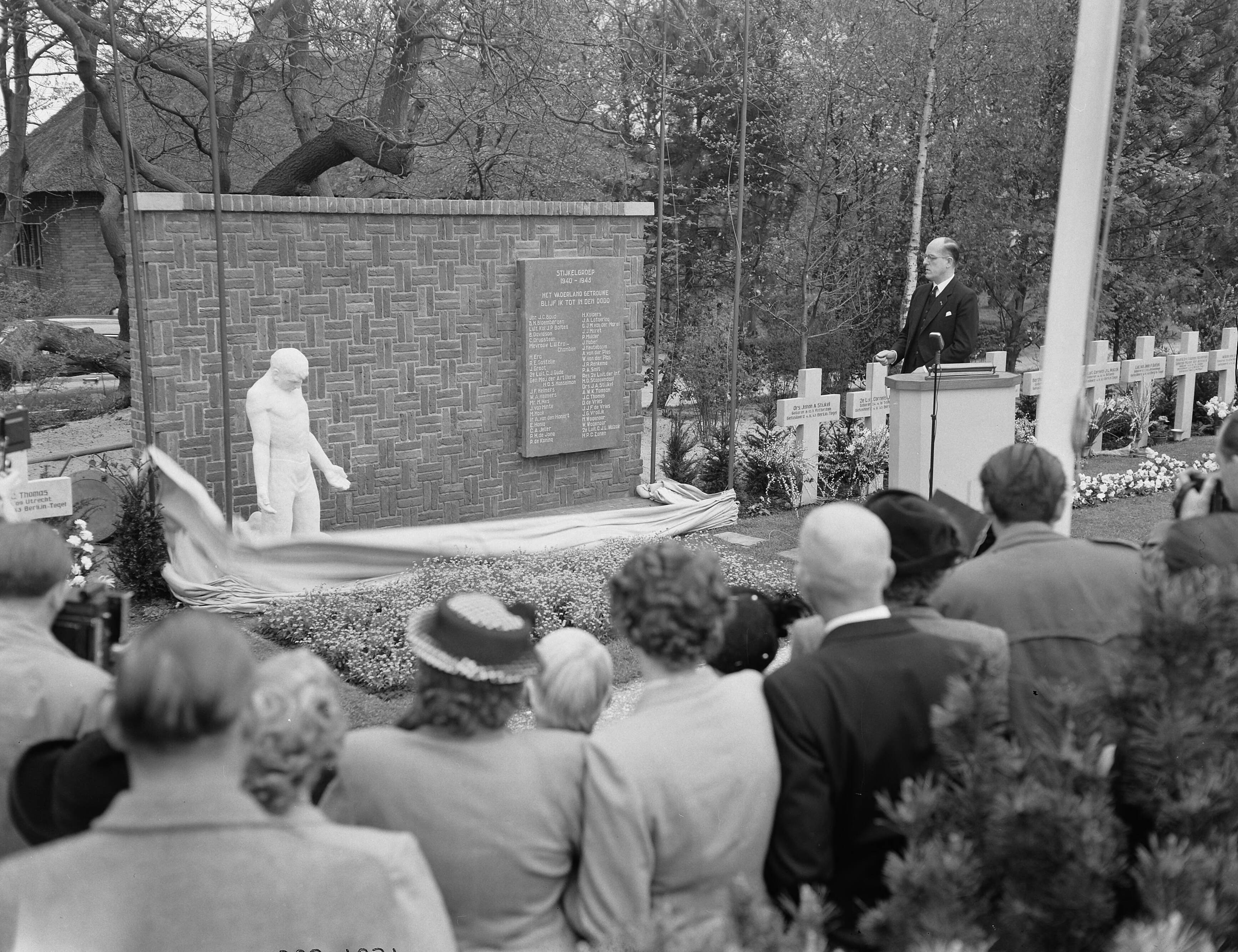 Fotocollectie Anefo — Dodenherdenking. Op de begraafplaats Westduin in Den Haag wordt een eregraf c.q. monument voor de Stijkelgroep onthuld — Foto: Duinen, G.W. van / Anefo. Licentie: Set B: Rechtenvrij / Publiek Domein. Bron: Nationaal Archief. http://hdl.handle.net/10648/a90b6d80-d0b4-102d-bcf8-003048976d84