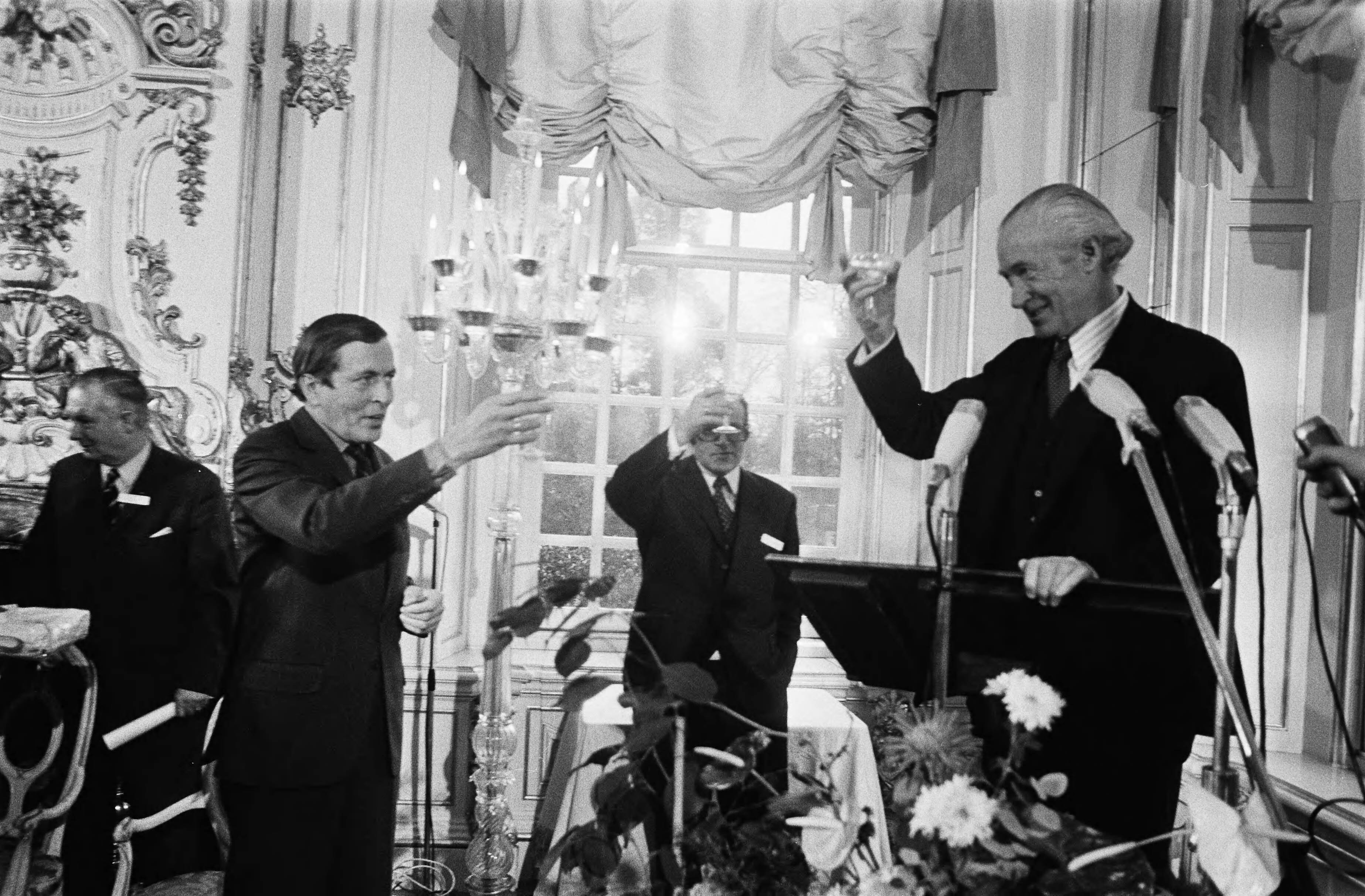 Fotocollectie Anefo — In functie van erevoorzitter Nationaal Comité Monumentenjaar 75 overhandigde Prins Claus aan de burgemeesters van tien gemeenten de nieuw ontworpen Monumentenvlag in Slot van Zeist. Een toost. Rechts lord Duncan Sandys, de initiatiefnemer tot het Monumentenjaar — Foto: Peters, Hans / Anefo. Licentie: Set B: Rechtenvrij / Publiek Domein. Bron: Nationaal Archief. http://hdl.handle.net/10648/ac5d67f4-d0b4-102d-bcf8-003048976d84