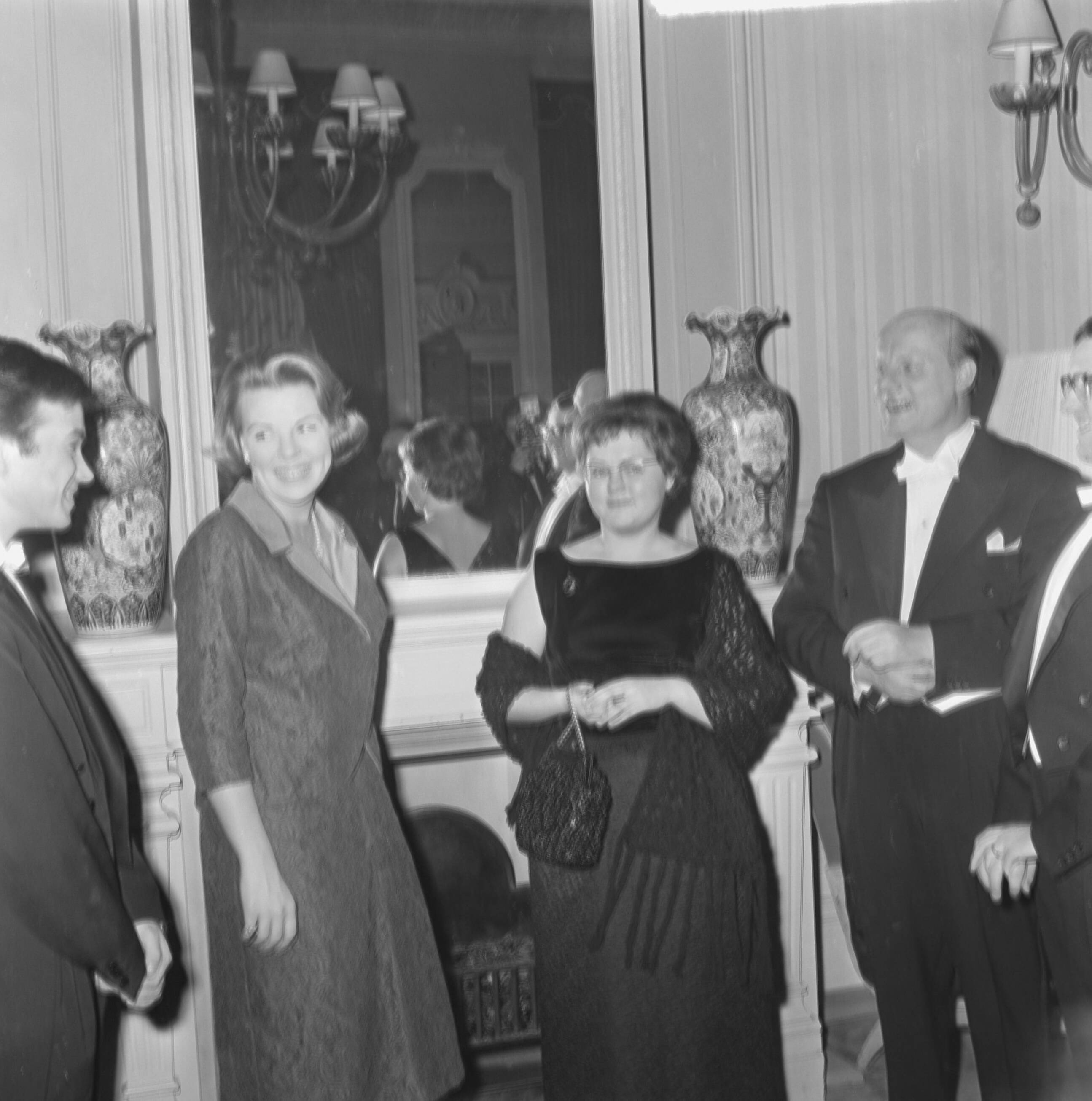 Fotocollectie Anefo — Prinses Beatrix heeft in de Kurzaal te Scheveningen de einduitvoering van het Koninklijk Conservatorium bijgewoond — Foto: Koch, Eric / Anefo. Licentie: Set B: Rechtenvrij / Publiek Domein. Bron: Nationaal Archief. http://hdl.handle.net/10648/aa88167c-d0b4-102d-bcf8-003048976d84
