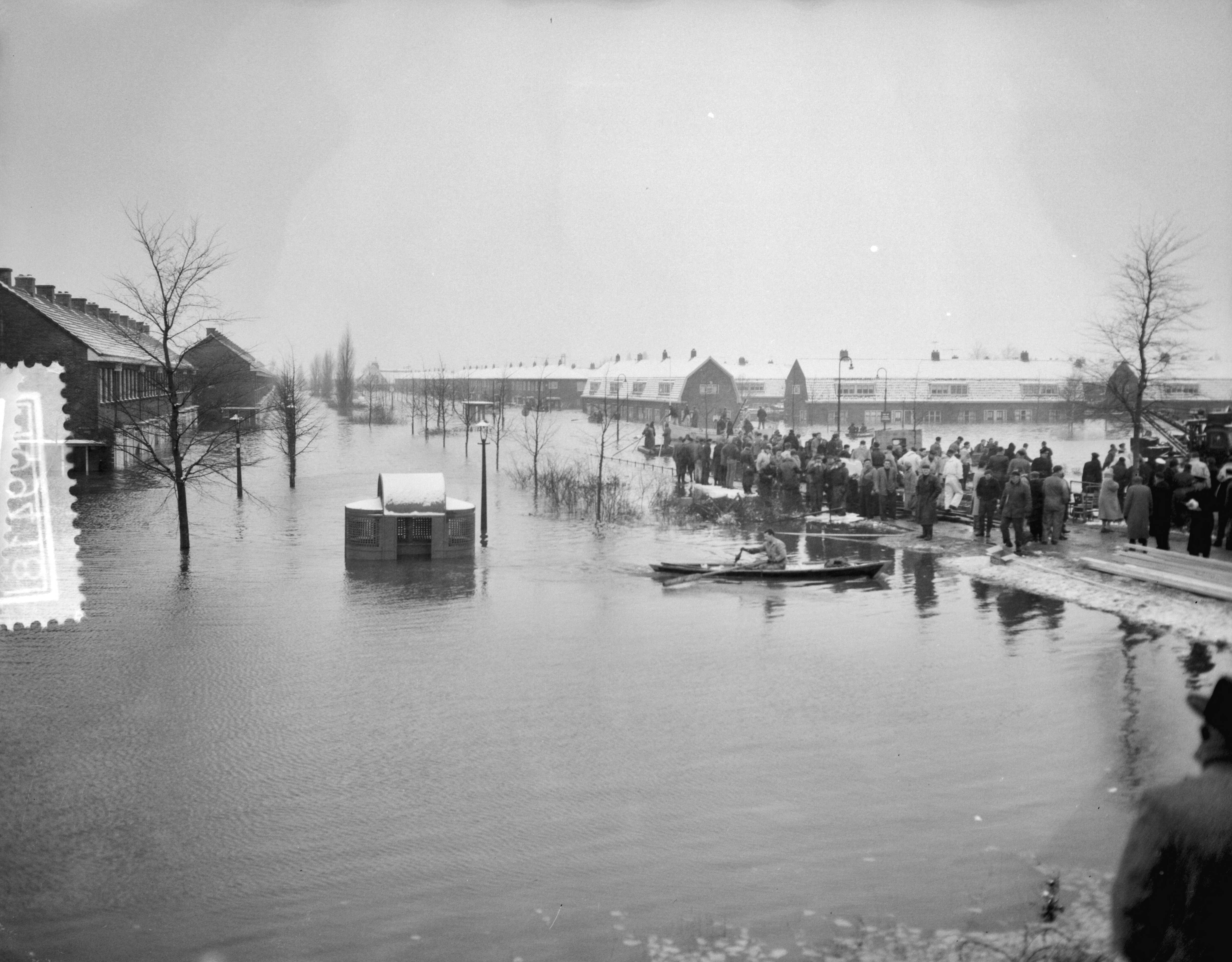 Ramp Tuindorp Oostzaan — Foto: Rossem, Wim van / Anefo. — Licentie: Set B: Rechtenvrij / Publiek Domein. Bron: Nationaal Archief. http://hdl.handle.net/10648/a9a5a6fc-d0b4-102d-bcf8-003048976d84