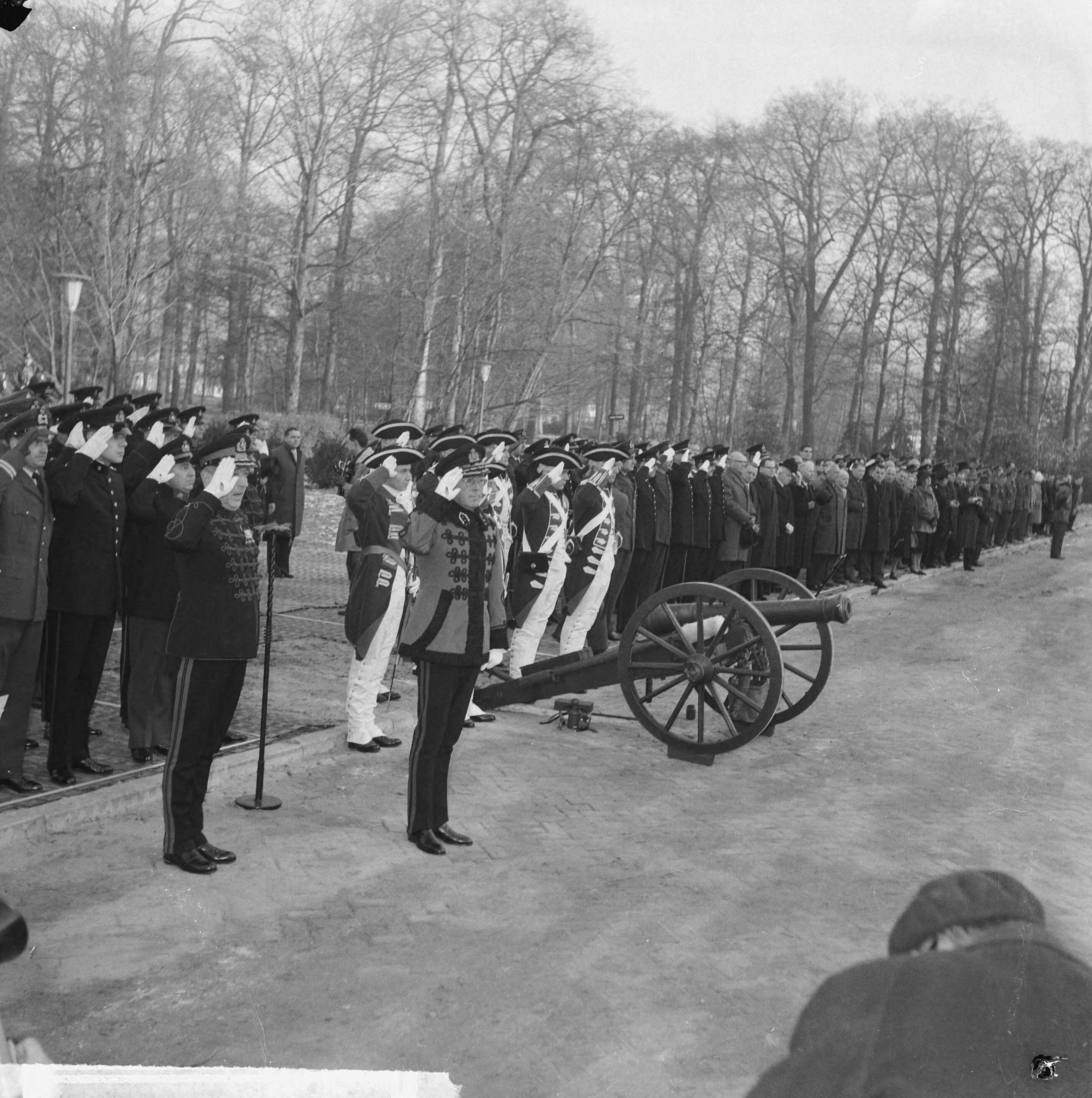 Fotocollectie Anefo — Prins Bernhard opende Prins Bernhardpaviljoen op de KMA te Breda. De prins en de gouverneur van de KMA, generaal-majoor W.C.H. van Reede salueren. Achter hen het 18e eeuwse kanon dat de prins t.g.v. de opening zal afschieten — Foto: Nijs, Jac. de / Anefo. Licentie: Set B: Rechtenvrij / Publiek Domein. Bron: Nationaal Archief. http://hdl.handle.net/10648/aa56335a-d0b4-102d-bcf8-003048976d84