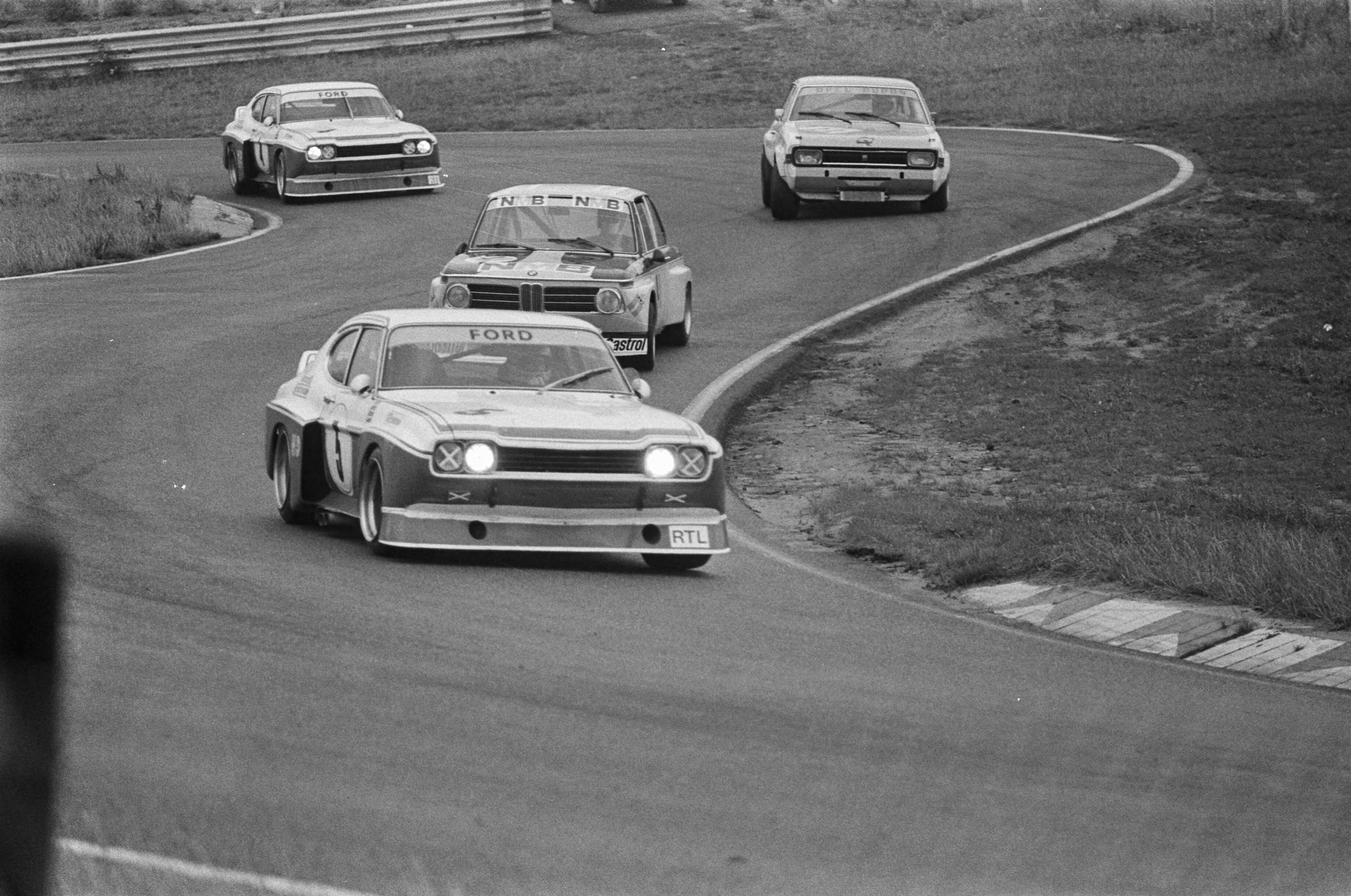 Fotocollectie Anefo — 4-uurs race toerwagens groep 2 op circuit Zandvoort; op voorgrond de Capri van T. Hezemans in actie — Foto: Punt, W. / Anefo. Licentie: Set B: Rechtenvrij / Publiek Domein. Bron: Nationaal Archief. http://hdl.handle.net/10648/ac526b06-d0b4-102d-bcf8-003048976d84