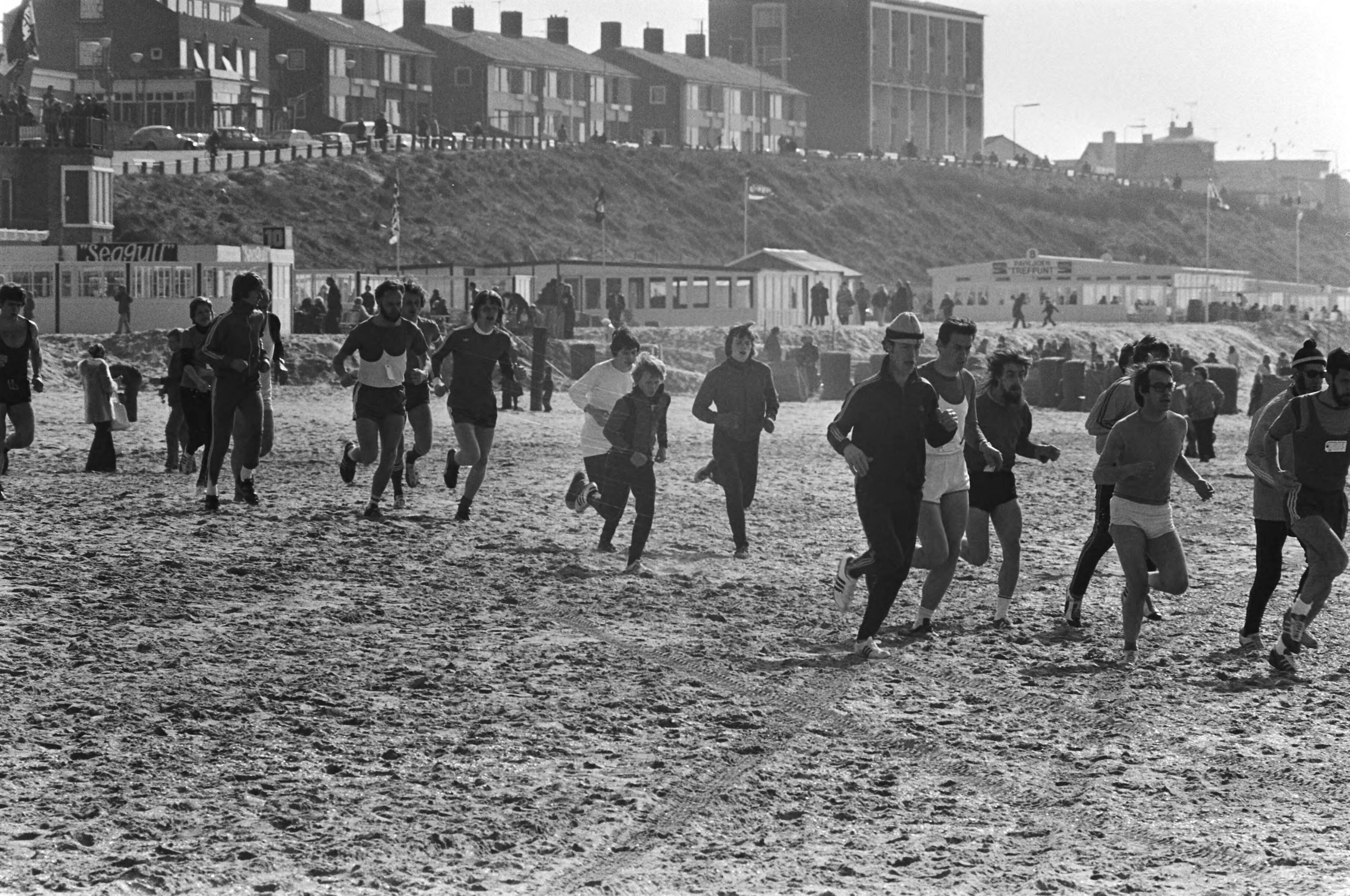 Fotocollectie Anefo — Halve strandmarathon Zandvoort — Foto: Croes, Rob C. / Anefo. Licentie: Set B: Rechtenvrij / Publiek Domein. Bron: Nationaal Archief. http://hdl.handle.net/10648/ac7fadd2-d0b4-102d-bcf8-003048976d84