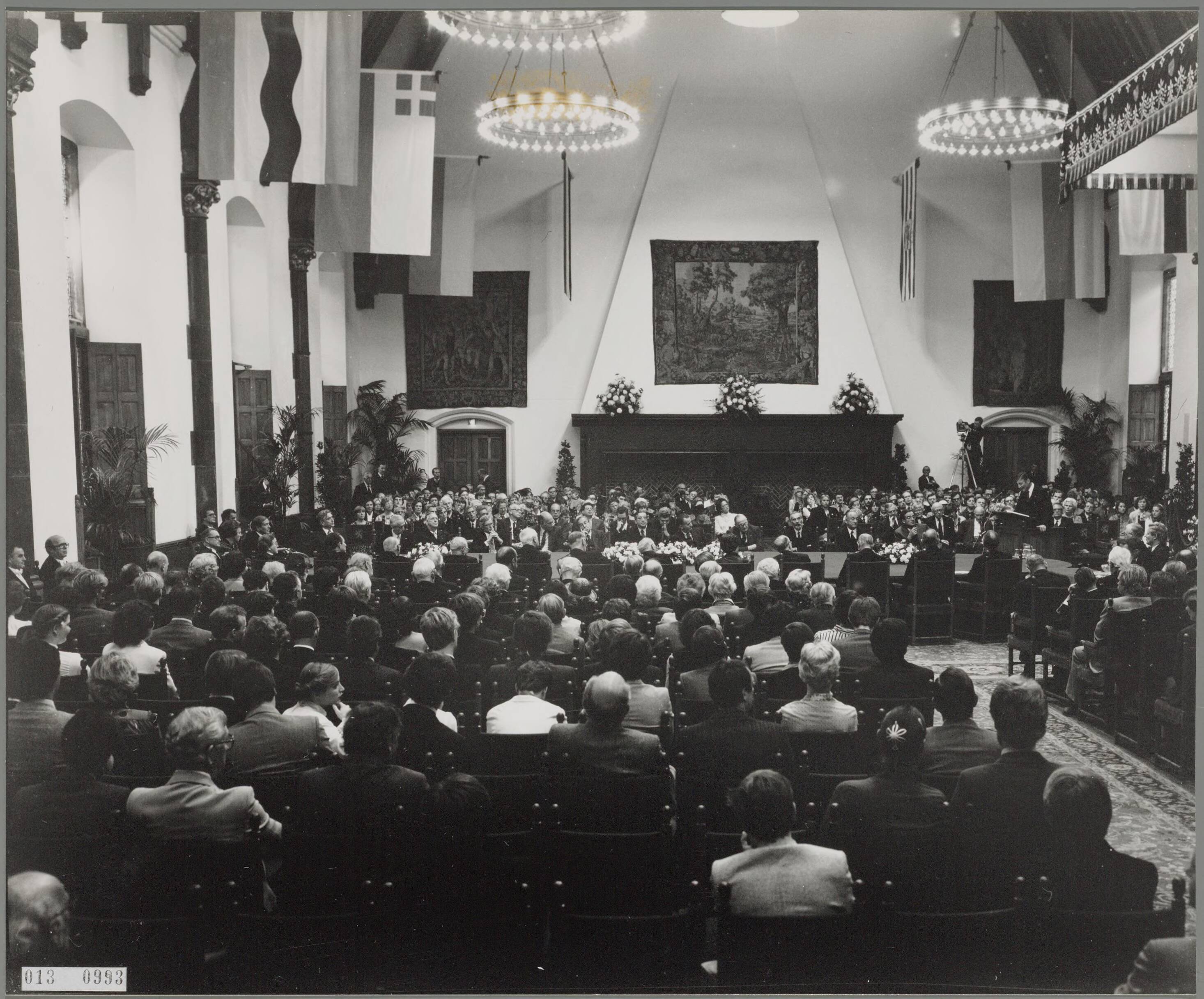 Buitengewone zitting van de Raad van State in de Ridderzaal te Den Haag ter gelegenheid van het feit dat dit orgaan 450 jaar geleden werd ingesteld — Foto: Hofmeester, Bart / RVD. — Licentie: Set B: Rechtenvrij / Publiek Domein. Bron: Nationaal Archief. http://hdl.handle.net/10648/afaa3ef0-d0b4-102d-bcf8-003048976d84