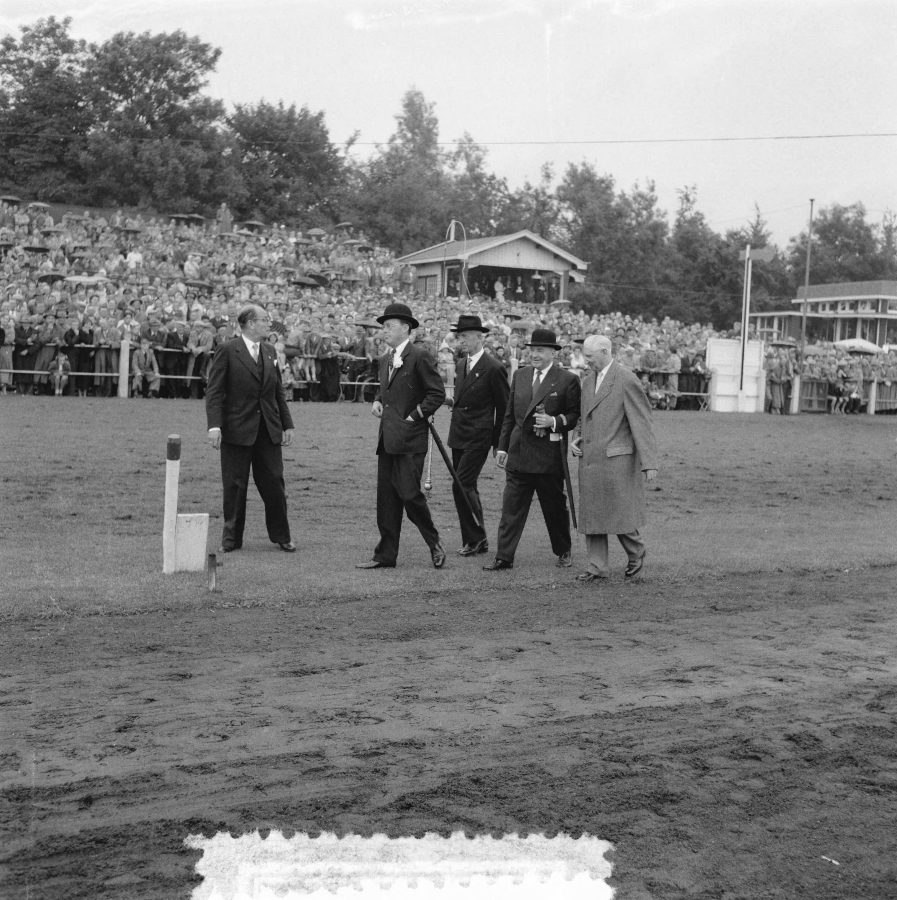 Fotocollectie Anefo — Prins Bernhard reikt te Groningen Gouden Zweep uit aan A. R. Nottelman — Foto: Behrens, Herbert F. / Anefo. Licentie: Set B: Rechtenvrij / Publiek Domein. Bron: Nationaal Archief. http://hdl.handle.net/10648/a94bd352-d0b4-102d-bcf8-003048976d84