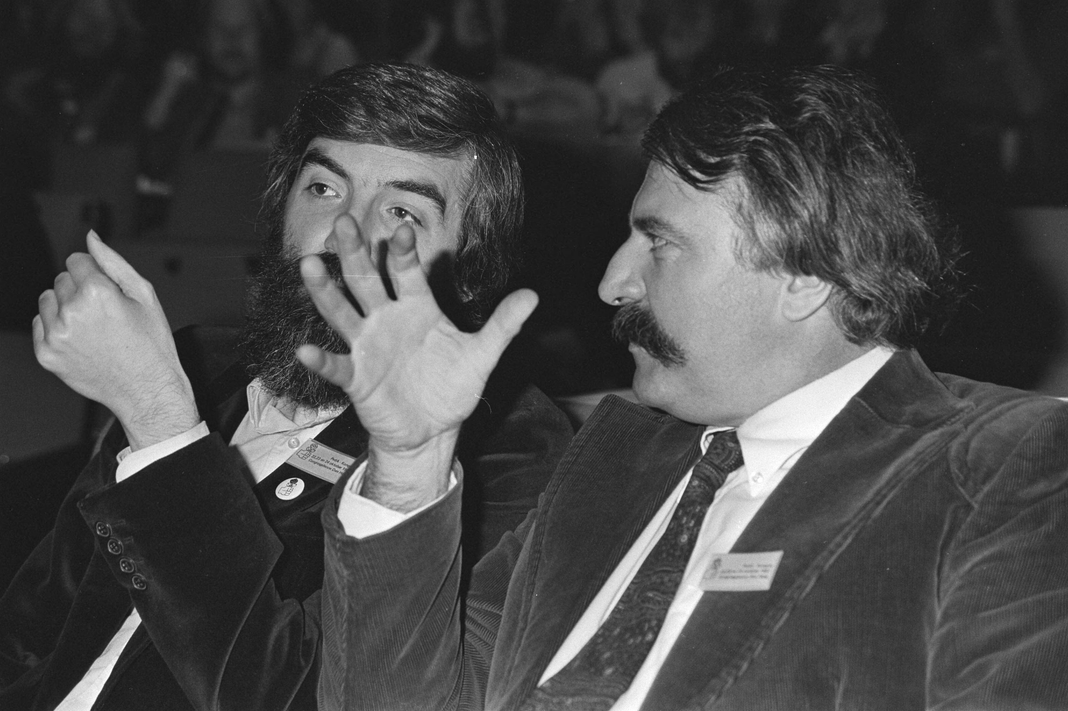 Tweede dag van het PvdA-congres in Den Haag — Max van den Berg (links) in gesprek met Van der Louw — Foto: Dijk, Hans van / Anefo. Licentie: Set B: Rechtenvrij / Publiek Domein. Bron: Nationaal Archief. http://hdl.handle.net/10648/ad07156a-d0b4-102d-bcf8-003048976d84