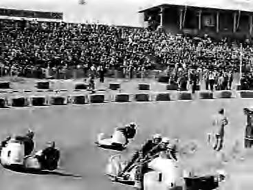 Fotocollectie Anefo — KNMV-motorraces en zijspanraces op het circuit van Zandvoort. Zijspannen onder aan de Hunzerug — Foto: Bilsen, Joop van / Anefo. Licentie: Set B: Rechtenvrij / Publiek Domein. Bron: Nationaal Archief. http://hdl.handle.net/10648/a964a92c-d0b4-102d-bcf8-003048976d84