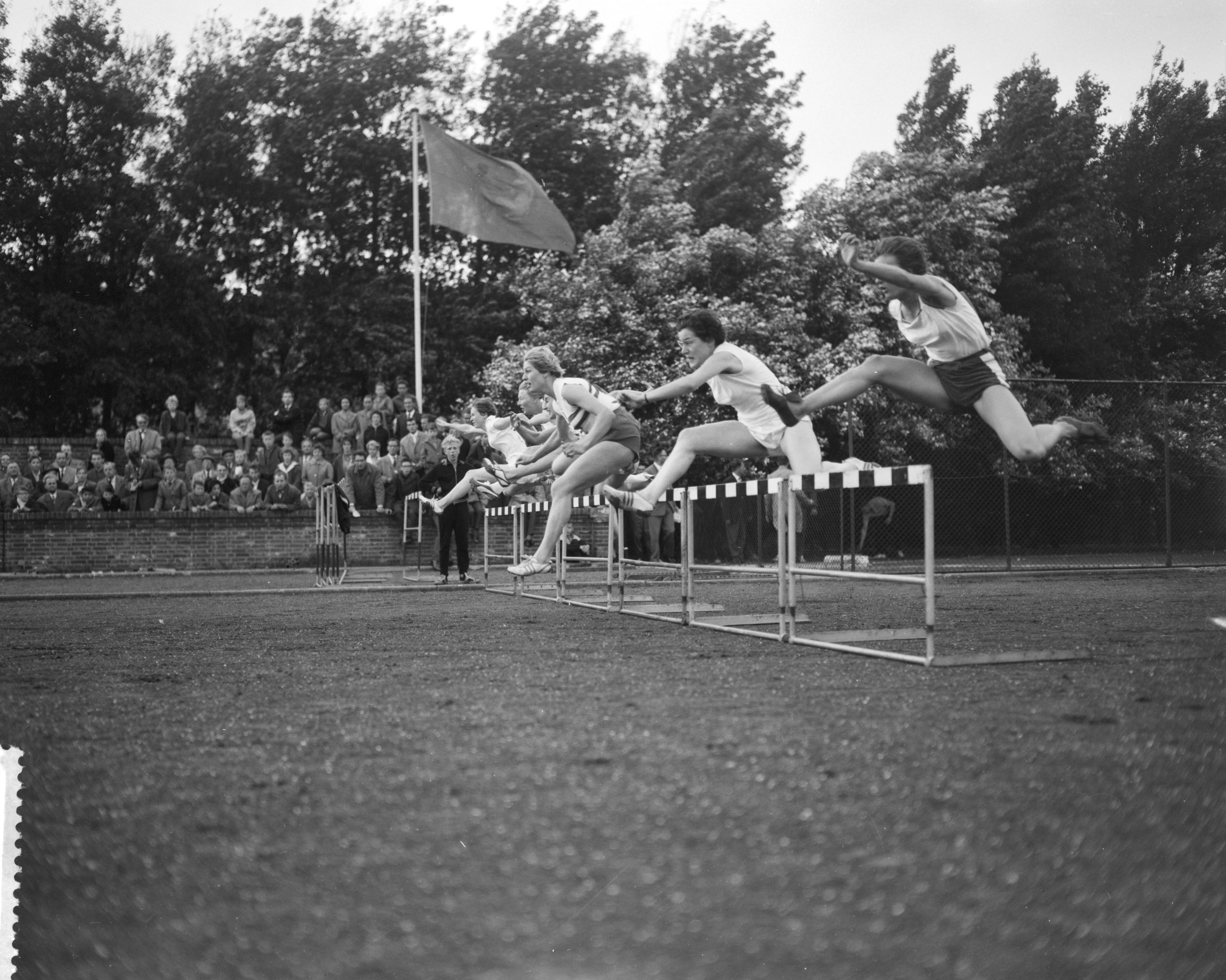 Fotocollectie Anefo — Atletiekwedstrijden Den Haag - Londen. Dames 80 meter horden. Van voor naar achter: S. Heystek, I. Vrijburg, W. Kapel, Greaves, P. Nutting en M. Peters. — Foto: Bilsen, Joop van / Anefo. Licentie: Set B: Rechtenvrij / Publiek Domein. Bron: Nationaal Archief. http://hdl.handle.net/10648/a9dd8a4a-d0b4-102d-bcf8-003048976d84