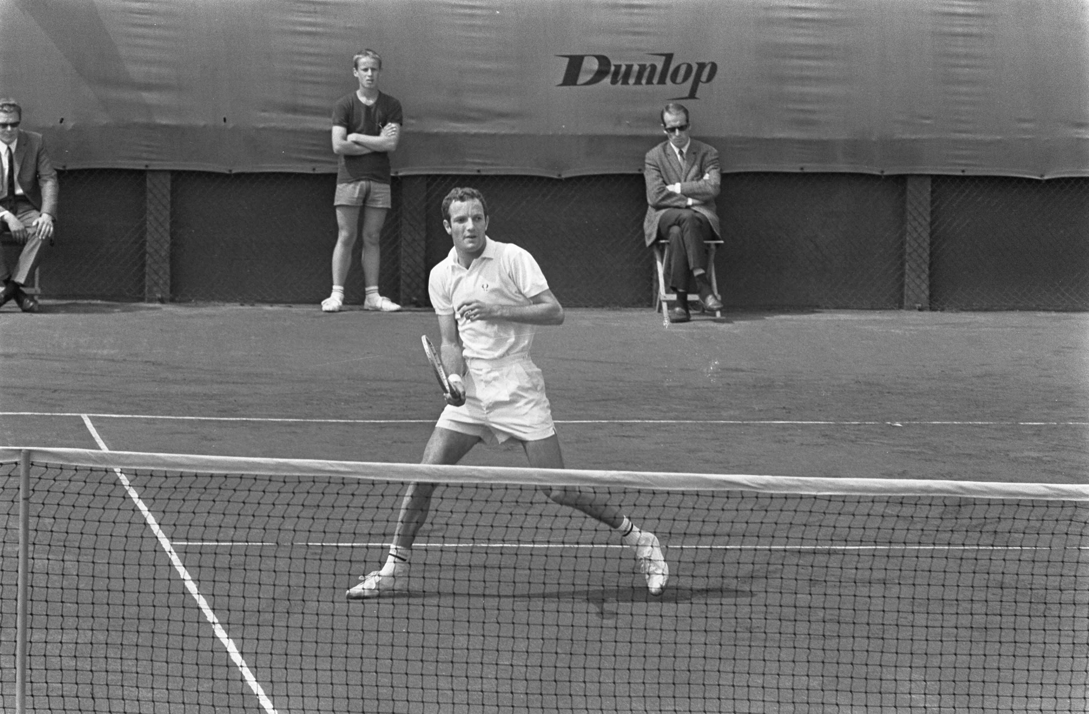 Fotocollectie Anefo — Wimbledon-spelers in Scheveningen. Tom Okker (links) speelde tegen Marty Riessen — Foto: Koch, Eric / Anefo. Licentie: Set B: Rechtenvrij / Publiek Domein. Bron: Nationaal Archief. http://hdl.handle.net/10648/ab465844-d0b4-102d-bcf8-003048976d84