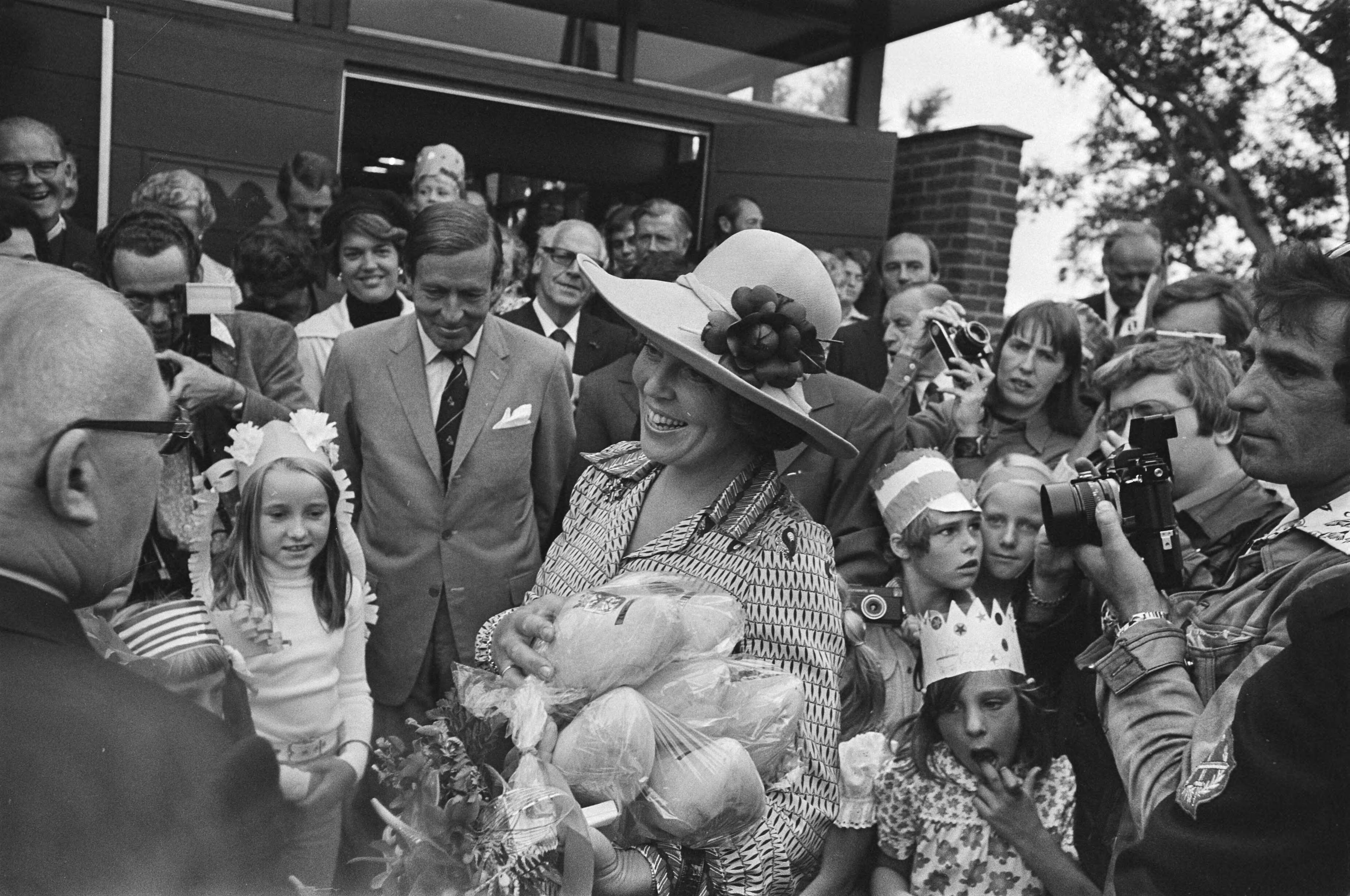 Fotocollectie Anefo — Prinses Beatrix en Prins Claus bezoeken gemeenten in Plassegebied in Zuid Holland , Prinses Beatrix krijgt klompen voor haar kinderen, in Zevenhoven / — Foto: Verhoeff, Bert / Anefo. Licentie: Set B: Rechtenvrij / Publiek Domein. Bron: Nationaal Archief. http://hdl.handle.net/10648/ac8ac866-d0b4-102d-bcf8-003048976d84