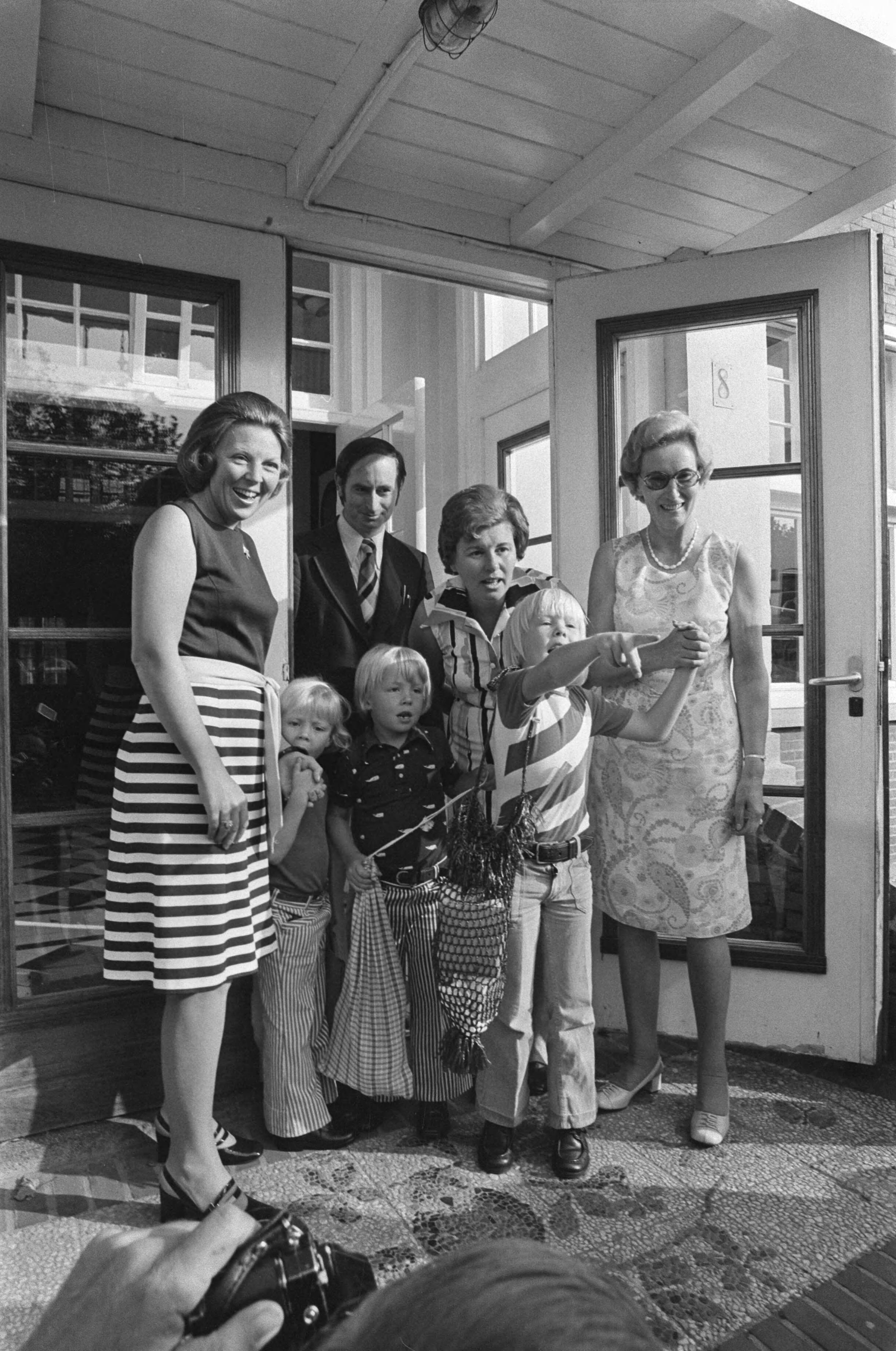Fotocollectie Anefo — Prinsjes Constantijn, Johan Friso en Willem Alexander weeer naar school in Baarn — Foto: Mieremet, Rob / Anefo. Licentie: Set B: Rechtenvrij / Publiek Domein. Bron: Nationaal Archief. http://hdl.handle.net/10648/ac5302fa-d0b4-102d-bcf8-003048976d84