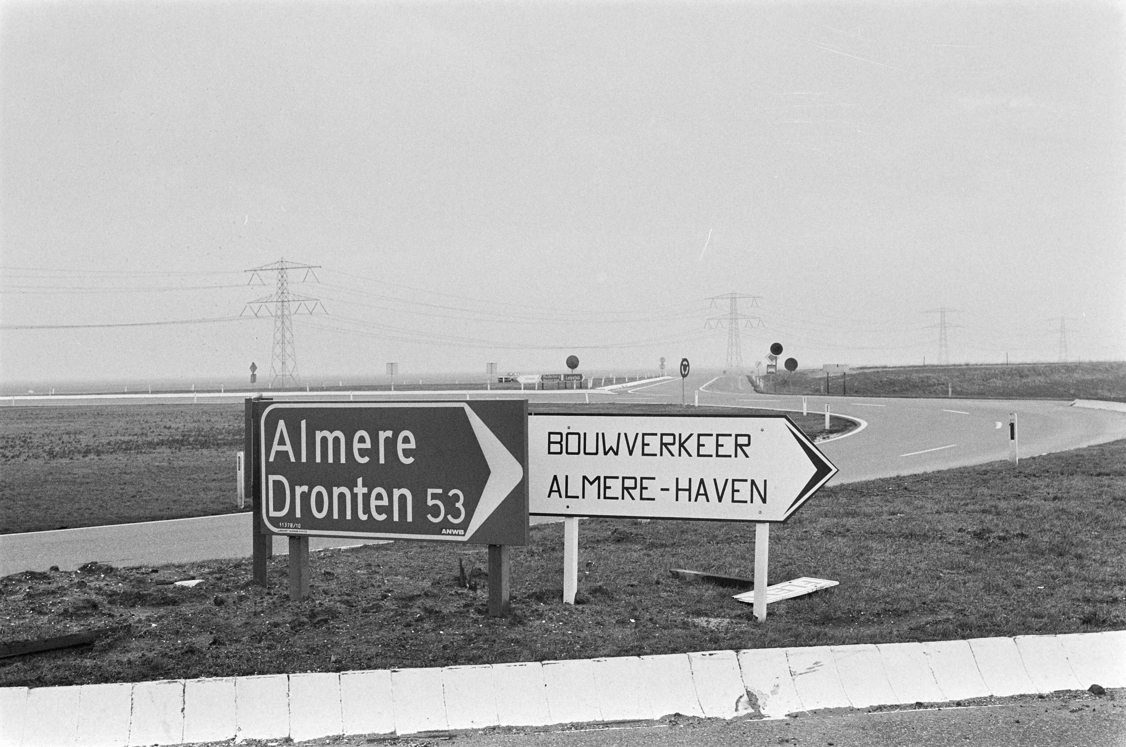Fotocollectie Anefo — Bouw Almere in Zuid-Flevopolder; borden met "Almere" — Foto: Mieremet, Rob / Anefo. Licentie: Set B: Rechtenvrij / Publiek Domein. Bron: Nationaal Archief. http://hdl.handle.net/10648/ac7a5904-d0b4-102d-bcf8-003048976d84