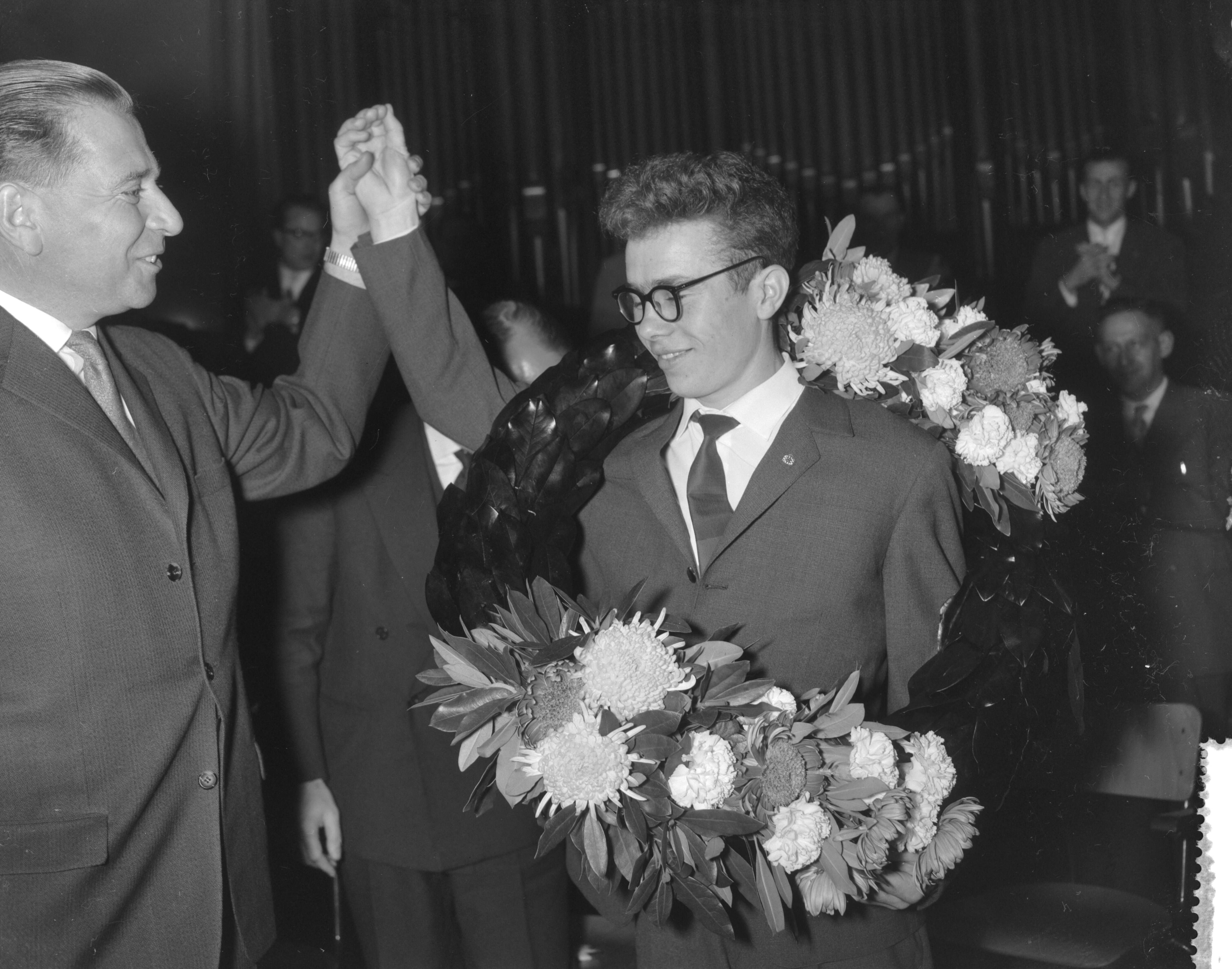 Fotocollectie Anefo — Laatste ronde wereldkampioenschap dammen in het Concertgebouw te Haarlem. Winnaar Tsjegolev met krans — Foto: Bilsen, Joop van / Anefo. Licentie: Set B: Rechtenvrij / Publiek Domein. Bron: Nationaal Archief. http://hdl.handle.net/10648/a9bf417a-d0b4-102d-bcf8-003048976d84