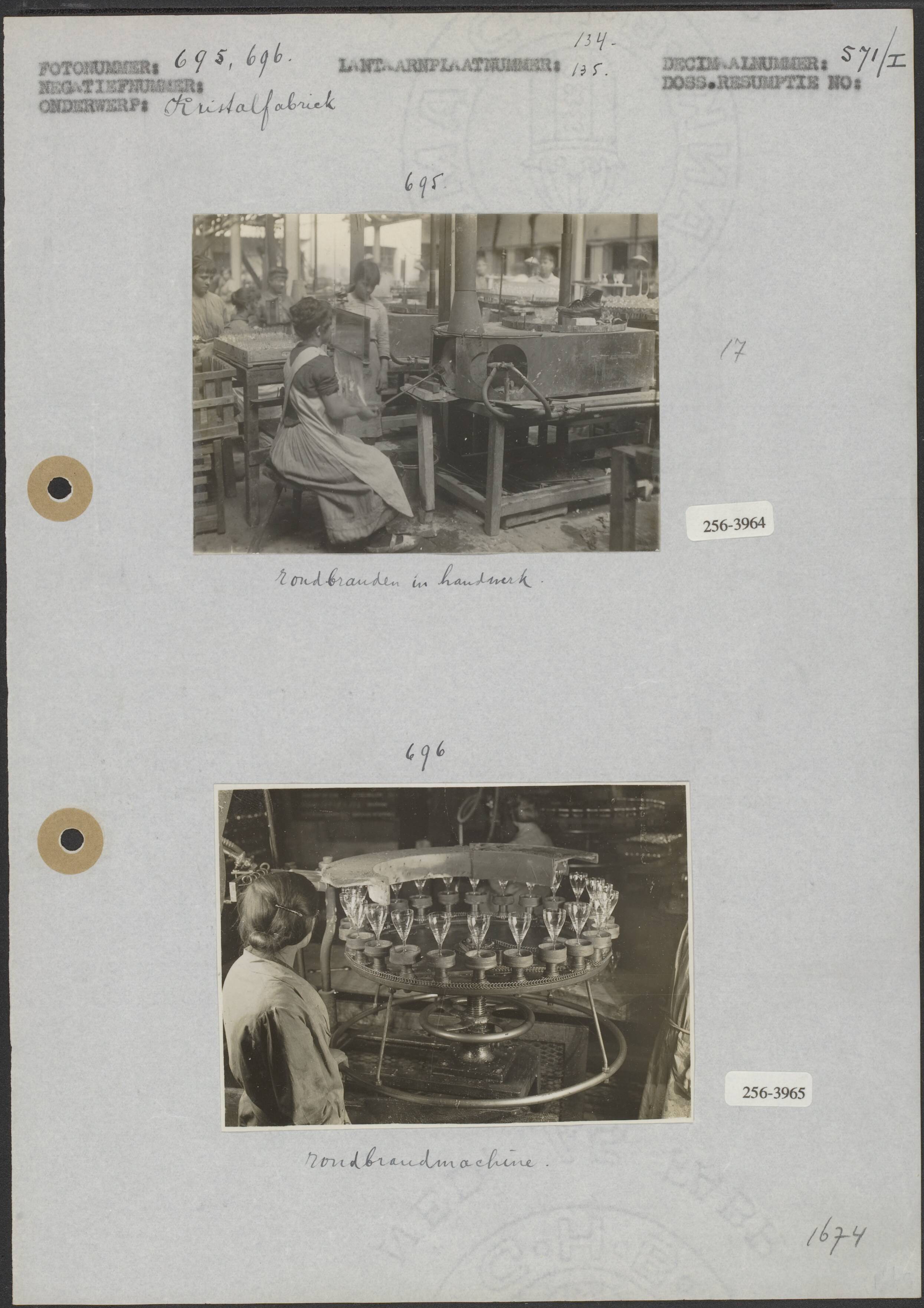 Kristalfabriek De Sphinx — Foto 1: Kristalfabriek; handmatig rondbranden (7,5x10,5 cm; Fotograaf onbekend) Foto 2: Kristalfabriek; rondbrandmachine (8x11 cm; Fotograaf onbekend) — Foto: Onbekend / Publiek Domein of Rechtenvrij. Licentie: Set B: Rechtenvrij / Publiek Domein. Bron: Nationaal Archief. http://hdl.handle.net/10648/b06a2ce2-d0b4-102d-bcf8-003048976d84