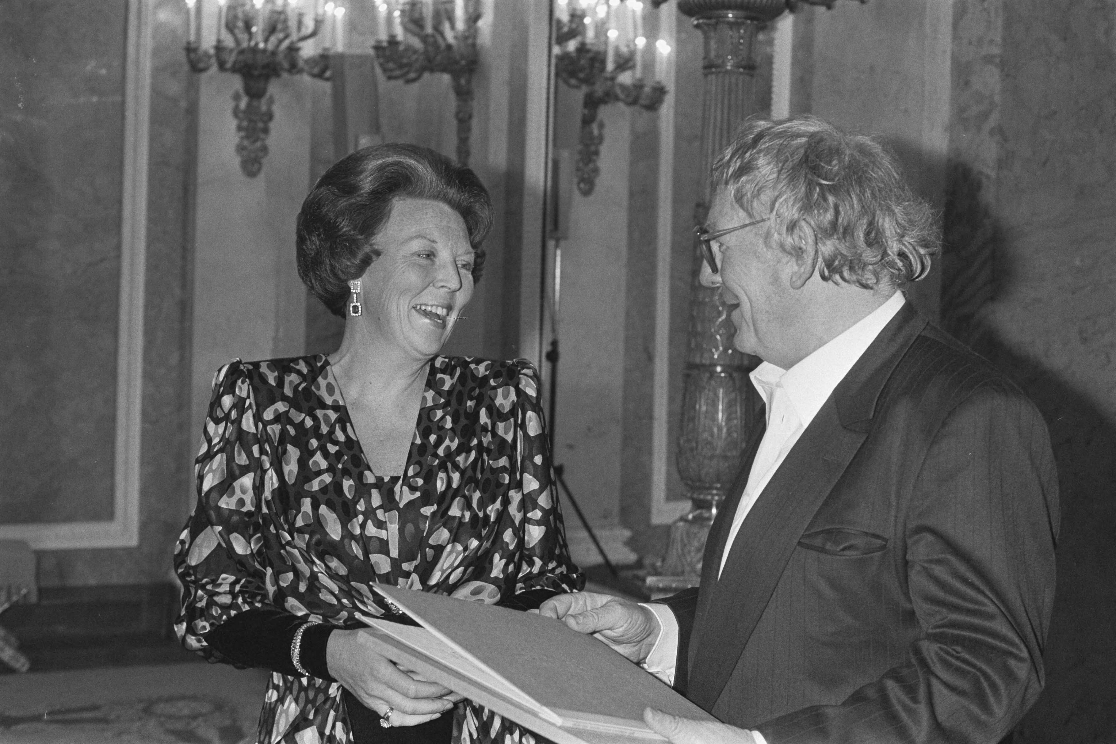 Fotocollectie Anefo — Hugo Claus krijgt de Prijs der Nederlandse Letteren uit handen van Koningin Beatrix in Den Haag — Foto: Croes, Rob C. / Anefo. Licentie: Set B: Rechtenvrij / Publiek Domein. Bron: Nationaal Archief. http://hdl.handle.net/10648/ad59931c-d0b4-102d-bcf8-003048976d84