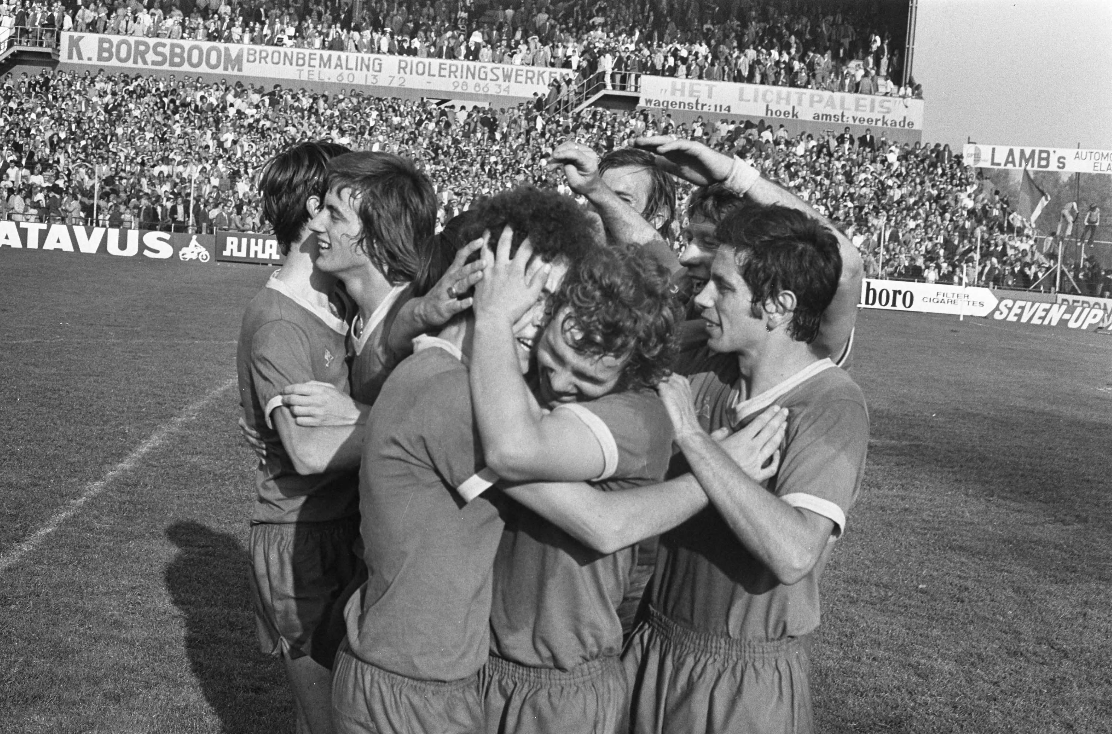 Fotocollectie Anefo — FC Den Haag tegen Feyenoord 3-2, Bres wordt omhelsd door Kila, Korevaar en Mansveld — Foto: Verhoeff, Bert / Anefo. Licentie: Set B: Rechtenvrij / Publiek Domein. Bron: Nationaal Archief. http://hdl.handle.net/10648/abf888fc-d0b4-102d-bcf8-003048976d84