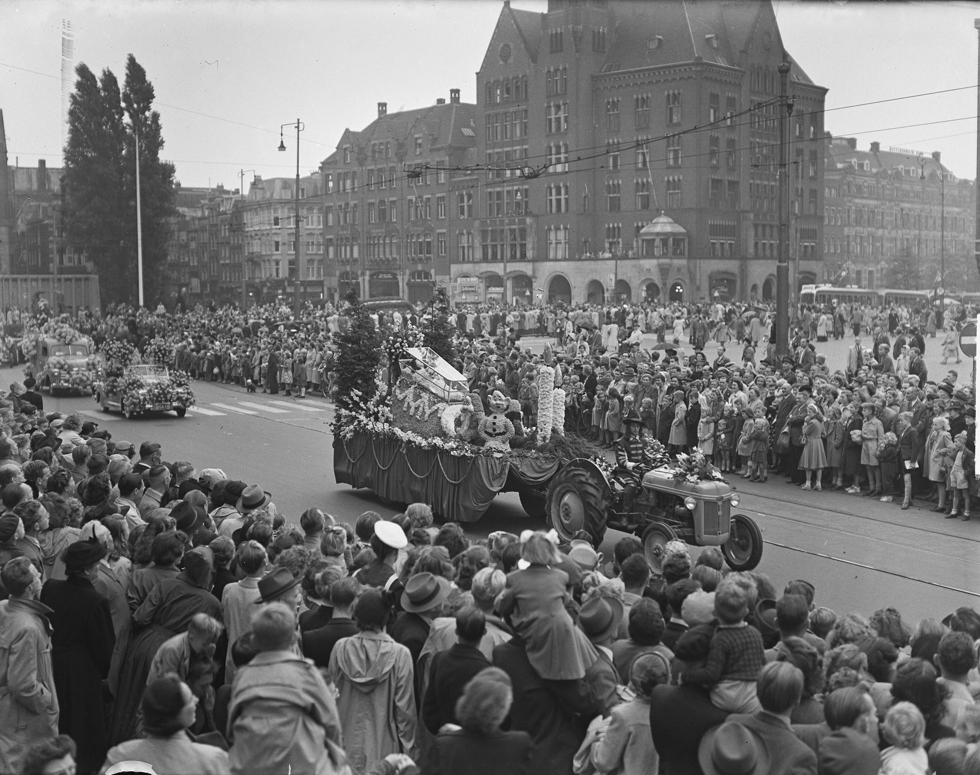 Bloemencorso van Aalsmeer te Amsterdam — Foto: Bilsen, Joop van / Anefo. — Licentie: Set B: Rechtenvrij / Publiek Domein. Bron: Nationaal Archief. http://hdl.handle.net/10648/a8decadc-d0b4-102d-bcf8-003048976d84