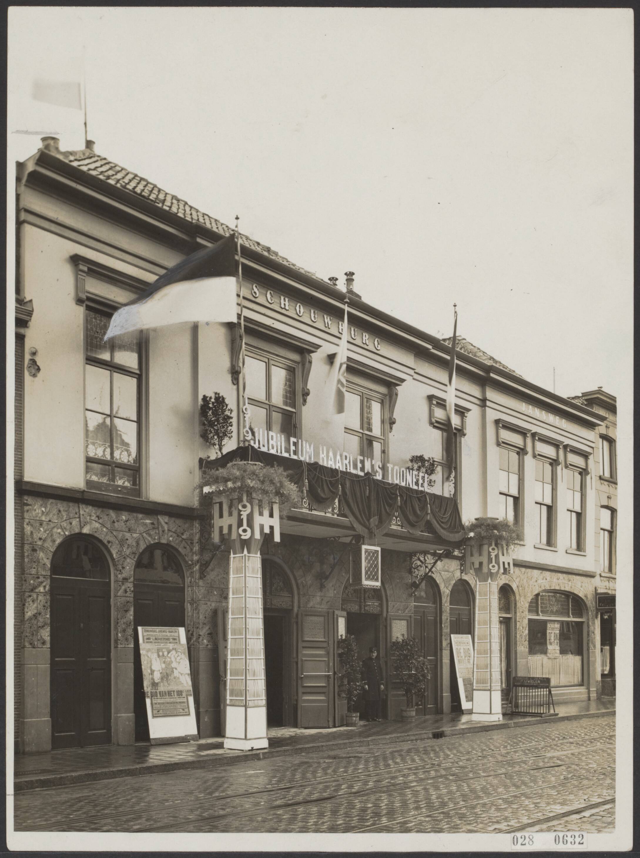 Fotocollectie Elsevier Binnenland — Schouwburg aan de Jansweg te Haarlem versierd vanwege het 10-jarig bestaan van het Haarlem's toneel — Foto: N.V. Polygoon. Licentie: Set B: Rechtenvrij / Publiek Domein. Bron: Nationaal Archief. http://hdl.handle.net/10648/adde5e4e-d0b4-102d-bcf8-003048976d84