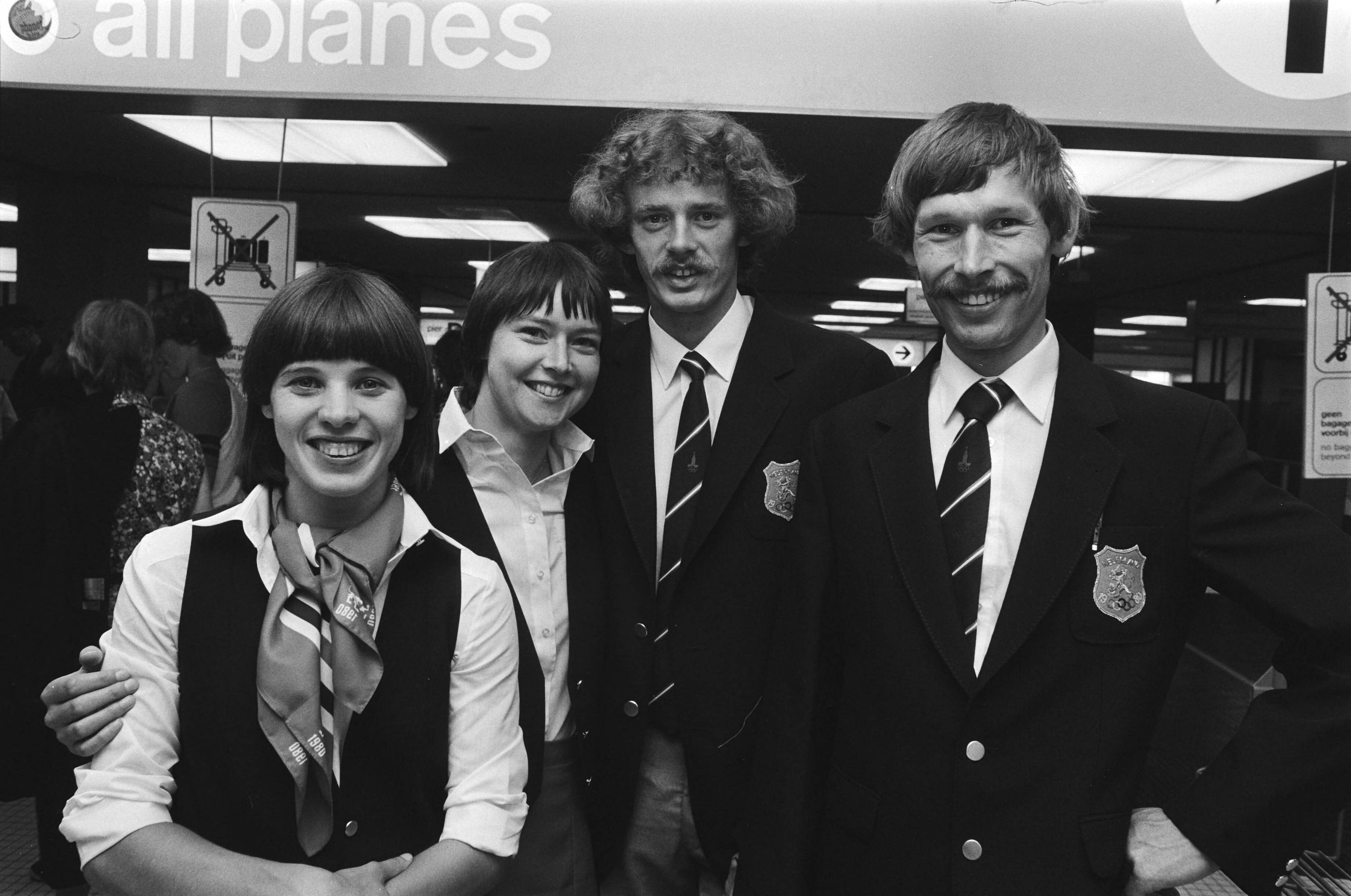 Vertrek gedeelte Olympische atletiekploeg van Schiphol naar Moskou — V.l.n.r.: Els Vader, Sylvia Barlag, Harry Schulting en Gerard Tebroke — Foto: Bogaerts, Rob / Anefo. Licentie: Set B: Rechtenvrij / Publiek Domein. Bron: Nationaal Archief. http://hdl.handle.net/10648/ace46718-d0b4-102d-bcf8-003048976d84