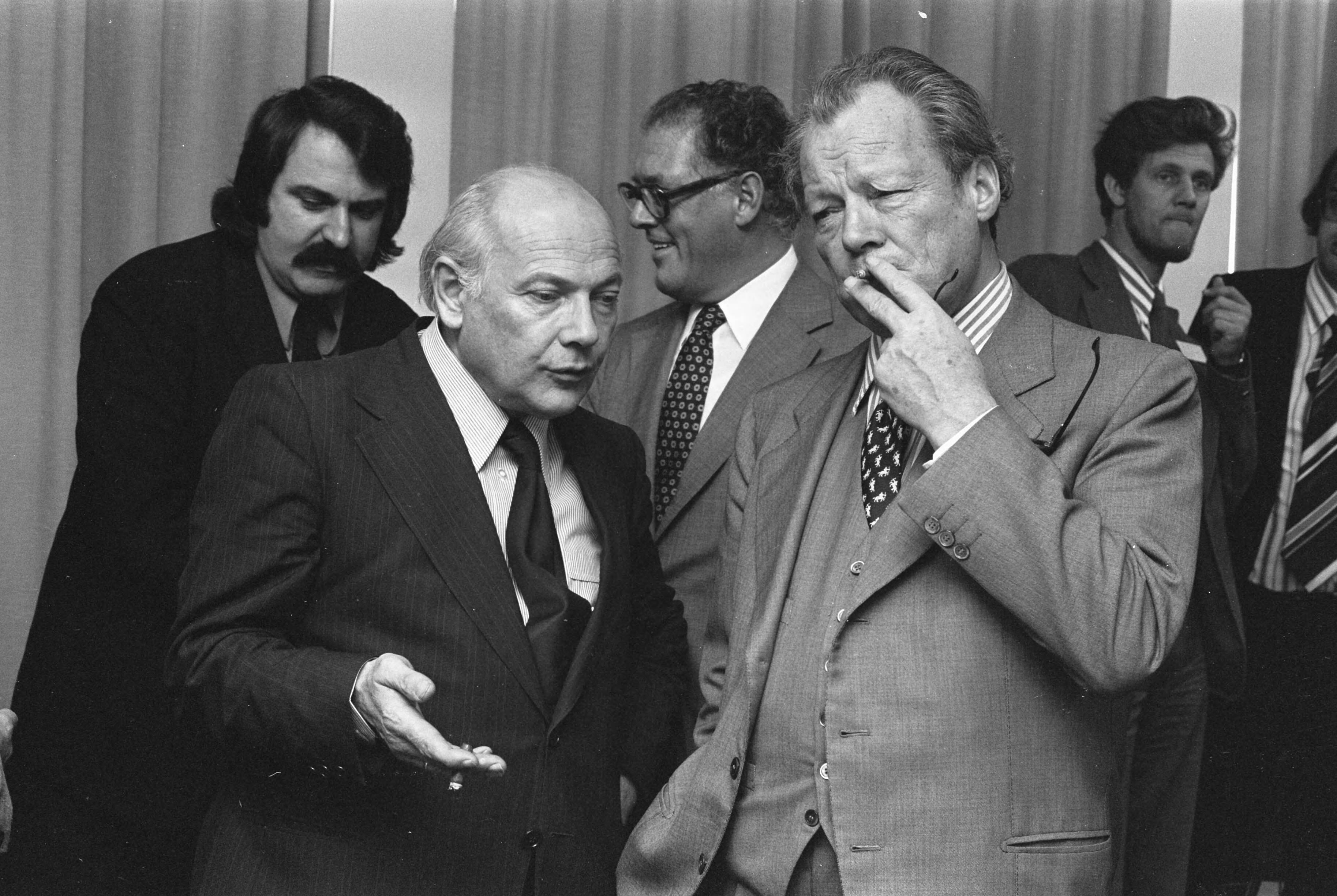 Fotocollectie Anefo — Conferentie van leiders sociaal-democratische partijen EEG-landen in Den Haag ; premier Den Uyl en ex-bondskanselier Brandt — Foto: Peters, Hans / Anefo. Licentie: Set B: Rechtenvrij / Publiek Domein. Bron: Nationaal Archief. http://hdl.handle.net/10648/ac59617c-d0b4-102d-bcf8-003048976d84