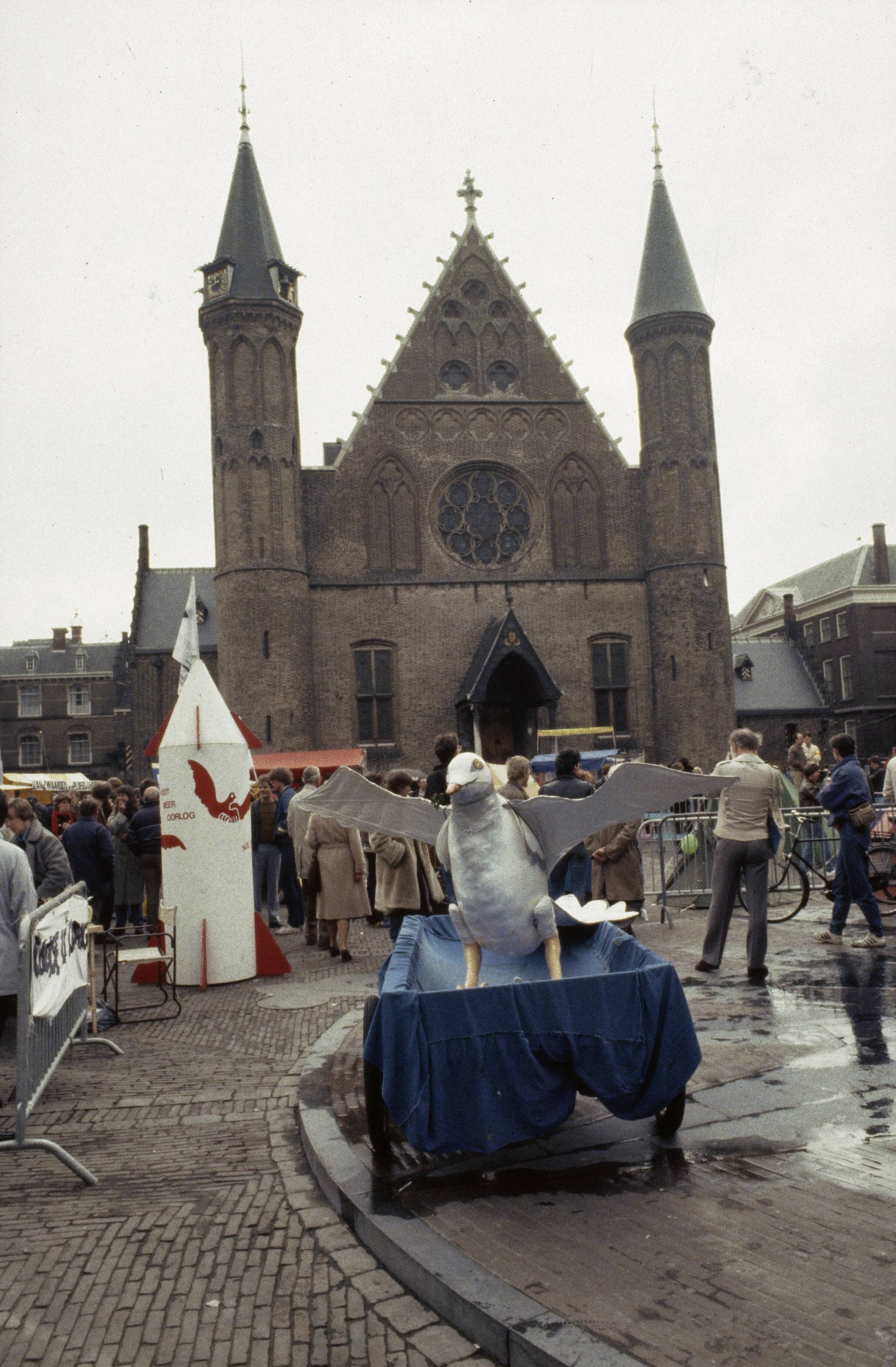 Fotocollectie Anefo — 2 Minuten stilte tegen kernwapens op Binnenhof in Den Haag ; vredesduif op Binnenhof — Foto: Croes, Rob C. / Anefo. Licentie: Set B: Rechtenvrij / Publiek Domein. Bron: Nationaal Archief. http://hdl.handle.net/10648/ad8b7ada-d0b4-102d-bcf8-003048976d84