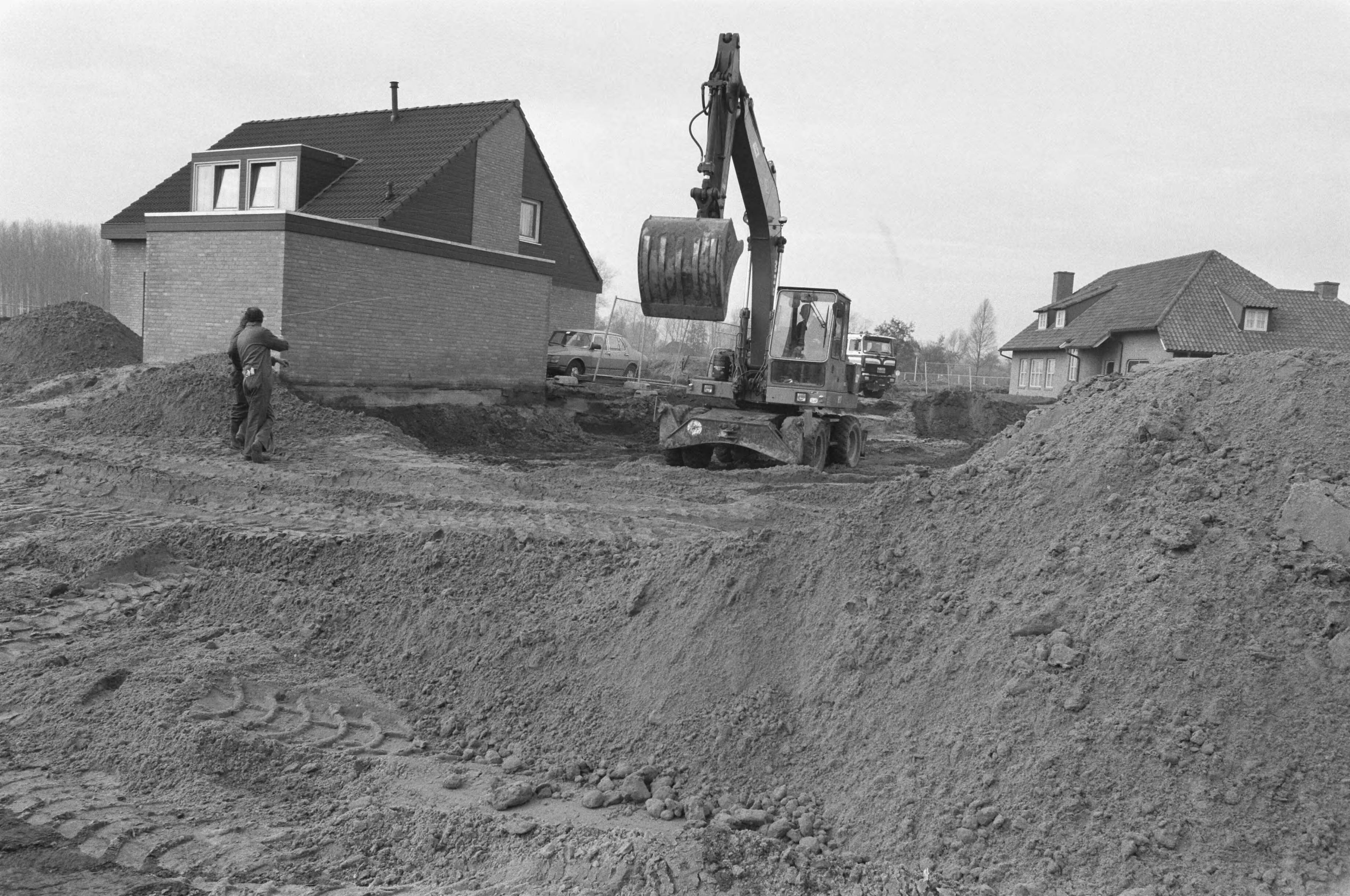 Fotocollectie Anefo — Afgraven van met cadmium verontreinigde grond in tuinen in de woonwijk Dommeldal in Boxtel — Foto: Bogaerts, Rob / Anefo. Licentie: Set B: Rechtenvrij / Publiek Domein. Bron: Nationaal Archief. http://hdl.handle.net/10648/ad6e8452-d0b4-102d-bcf8-003048976d84
