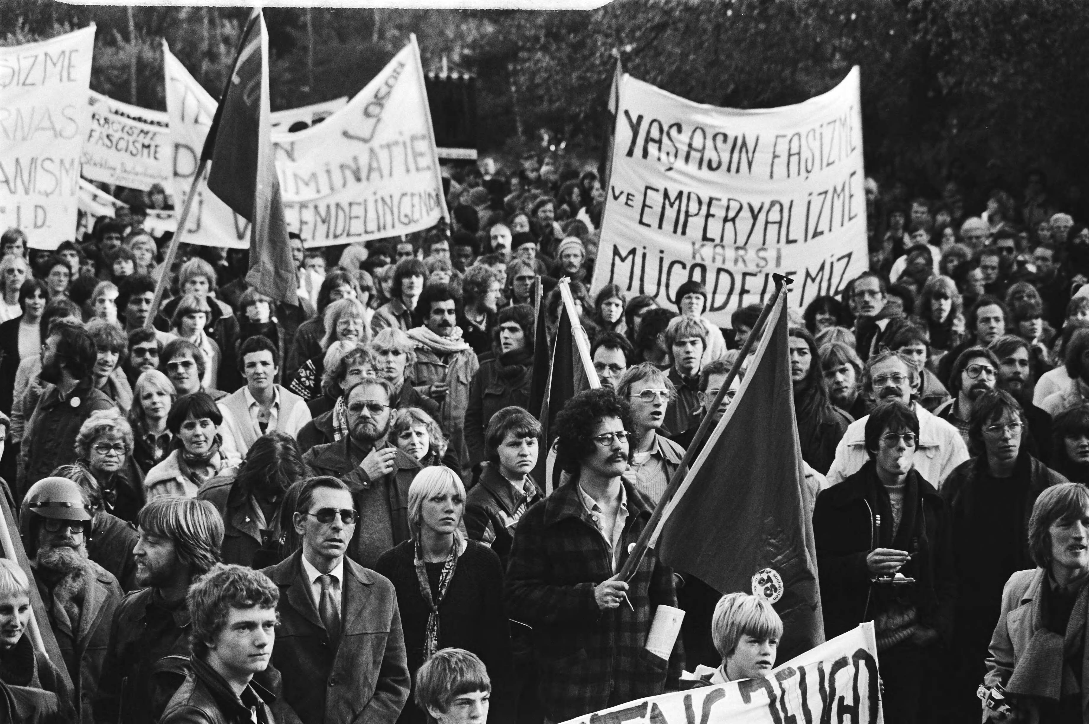 Manifestatie in de bossen van Soestduinen tegen het neofascisme — Demonstranten met spandoeken; o.a. "Tegen discriminatie van vreemdelingen" — Foto: Suyk, Koen / Anefo. Licentie: Set B: Rechtenvrij / Publiek Domein. Bron: Nationaal Archief. http://hdl.handle.net/10648/acd3a752-d0b4-102d-bcf8-003048976d84