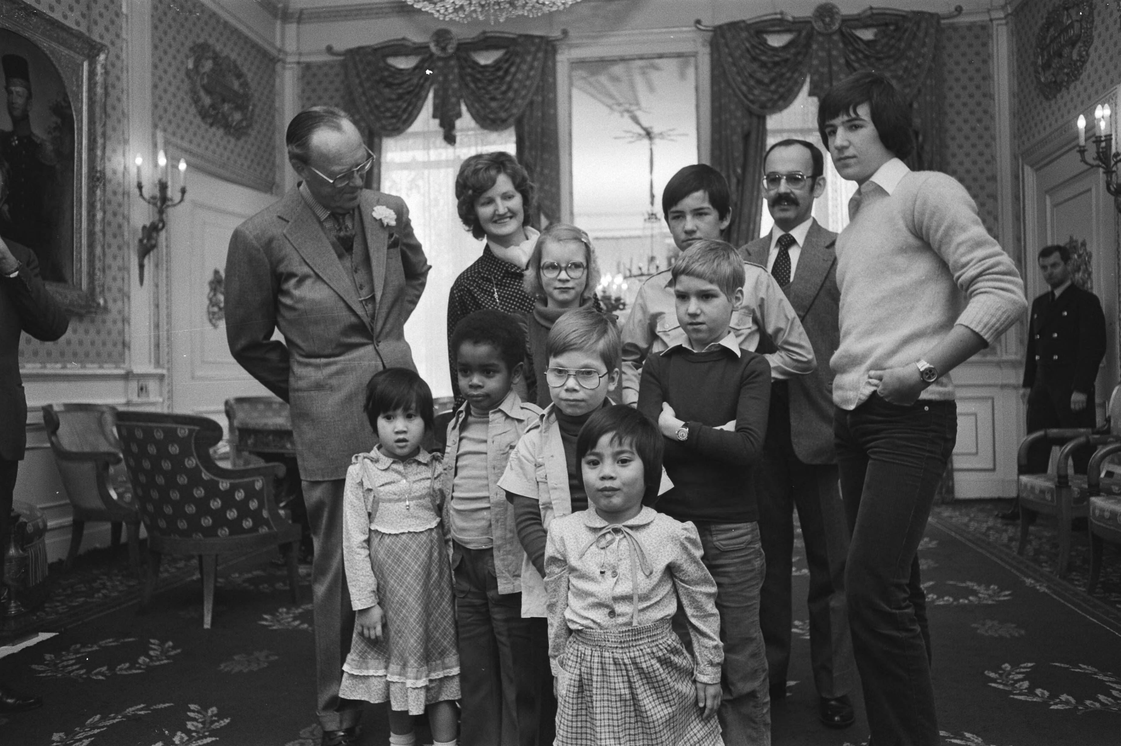 Fotocollectie Anefo — Prins Bernhard ontvangt op Soestdijk heer Koopmans met eigen en geadopteerde kinderen i.v.m. actie t.b.v. kinderdorp in Menado (Indonesie) — Foto: Suyk, Koen / Anefo. Licentie: Set B: Rechtenvrij / Publiek Domein. Bron: Nationaal Archief. http://hdl.handle.net/10648/acc3ca94-d0b4-102d-bcf8-003048976d84