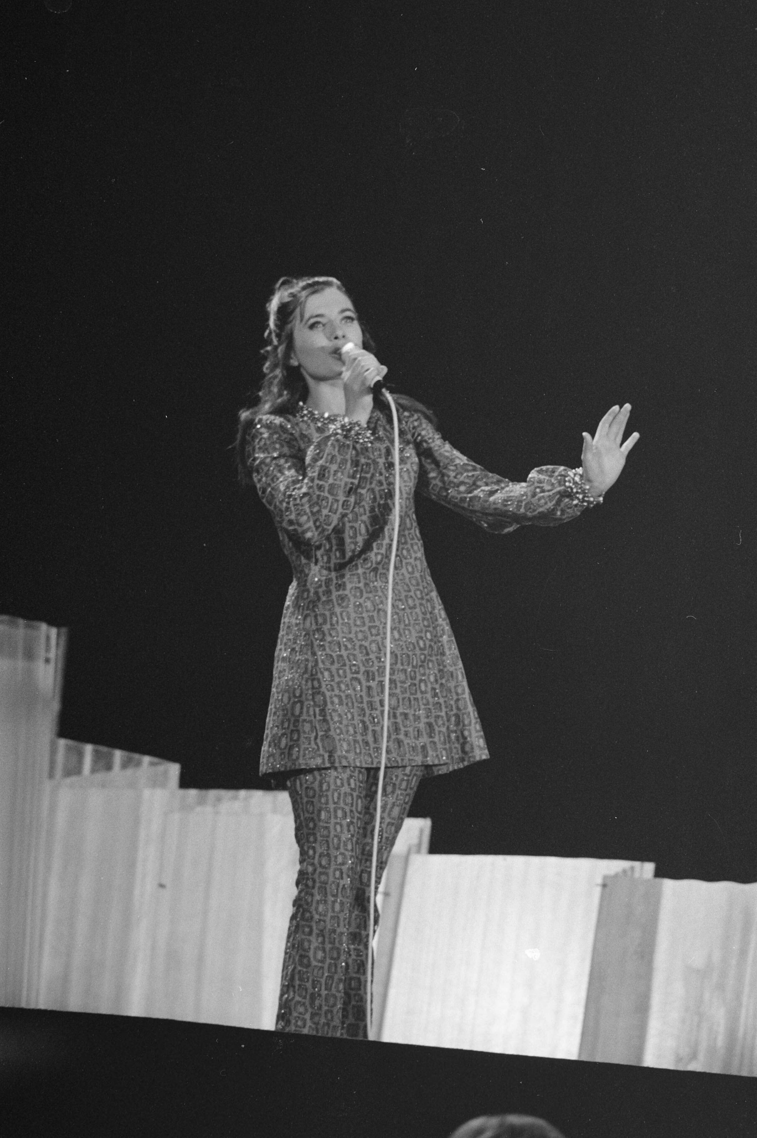 Fotocollectie Anefo — Nationale finale Eurovisie Songfestival in Nederlands Congresgebouw in Den Haag. Ine Berg zingt — Foto: Mieremet, Rob / Anefo. Licentie: Set B: Rechtenvrij / Publiek Domein. Bron: Nationaal Archief. http://hdl.handle.net/10648/ab8cf786-d0b4-102d-bcf8-003048976d84