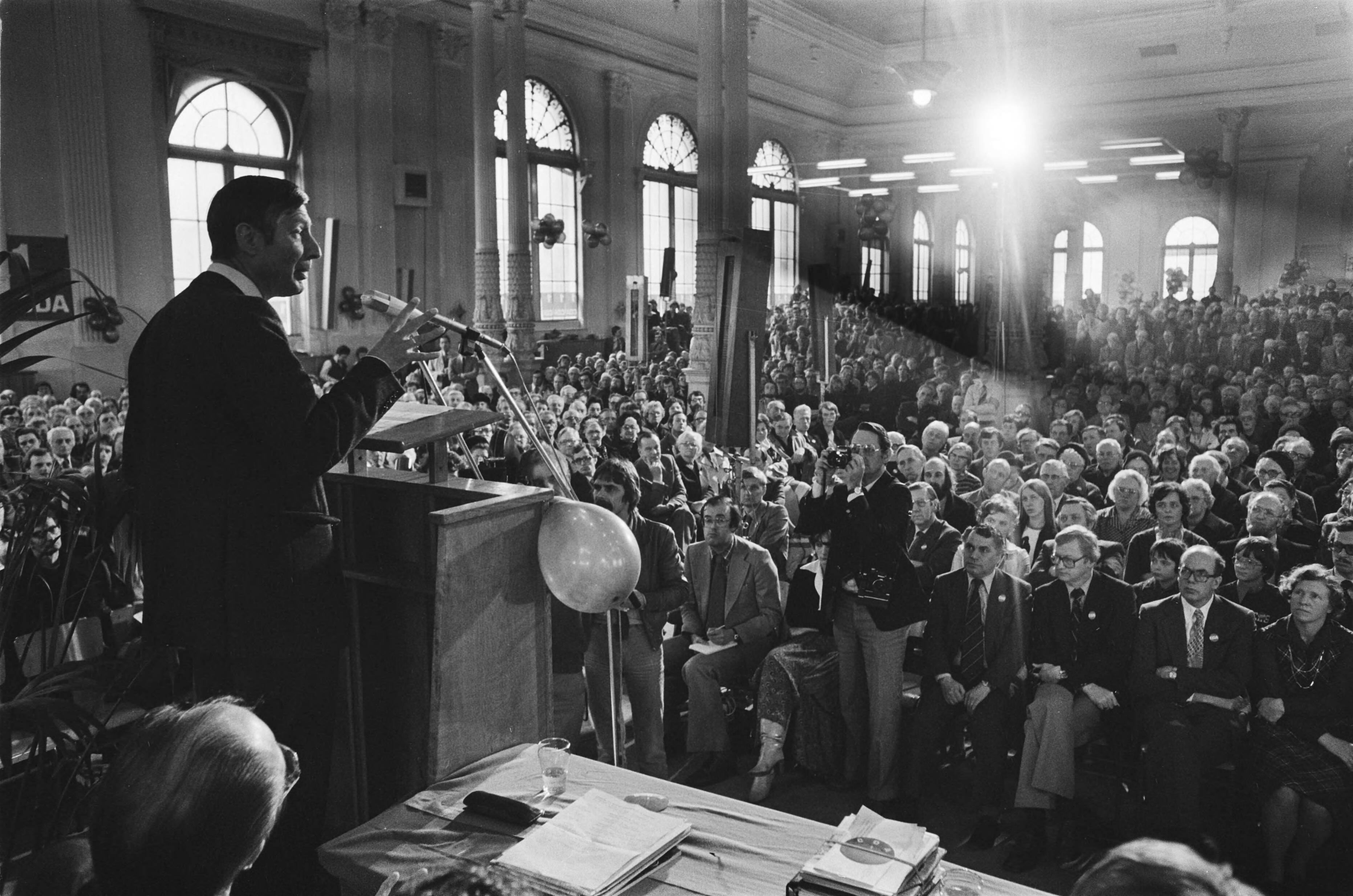 Fotocollectie Anefo — CDA verkiezingsbijeenkomst in Leeuwarden; Van Agt tijdens toespraak — Foto: Verhoeff, Bert / Anefo. Licentie: Set B: Rechtenvrij / Publiek Domein. Bron: Nationaal Archief. http://hdl.handle.net/10648/acaec3d8-d0b4-102d-bcf8-003048976d84