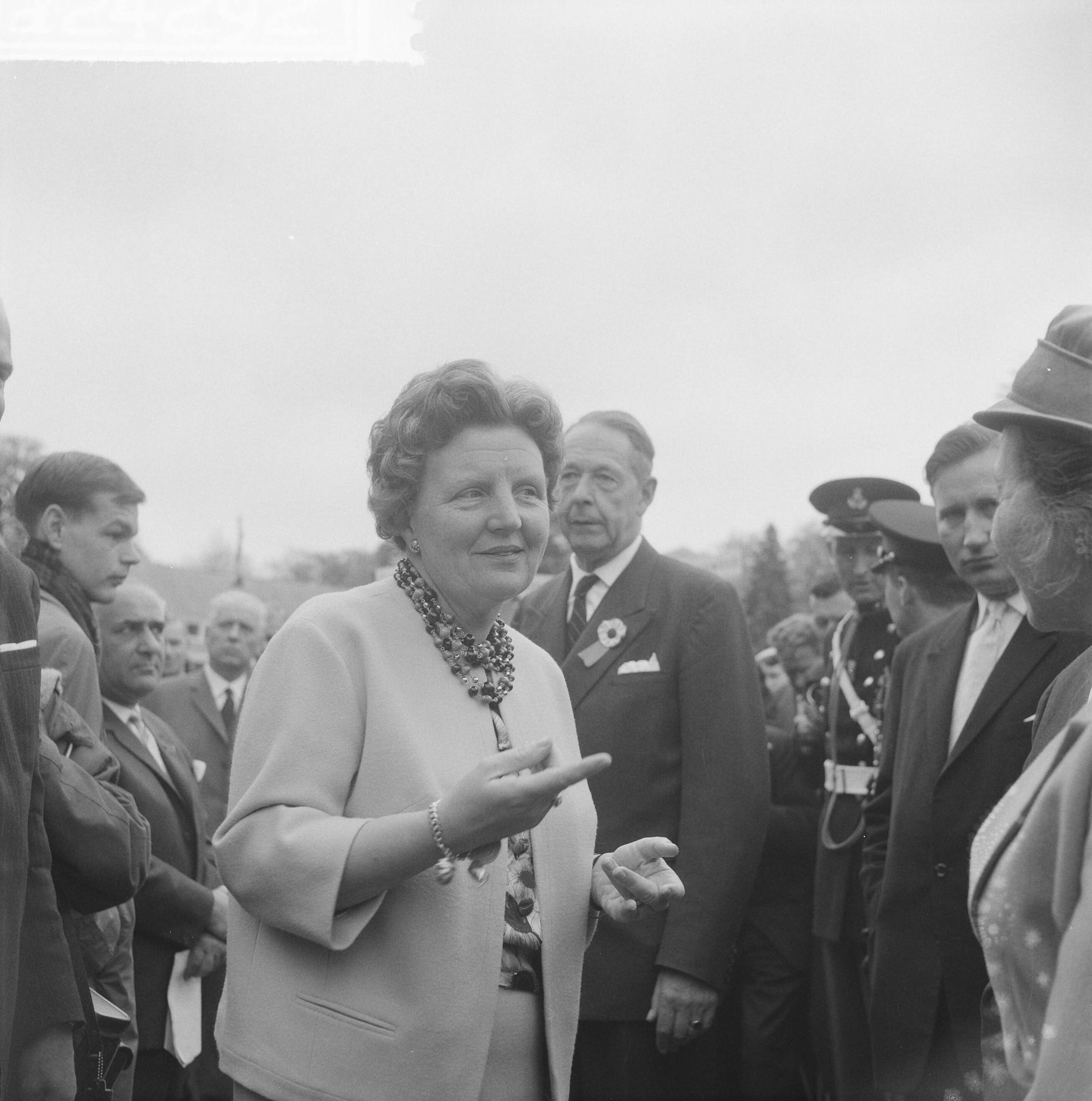 Koninginnedag 1961 — Koninginnedag 1961. Defilé op paleis Soestdijk t.g.v. verjaardag van koningin Juliana. Koningin beantwoordt de gelukwensen — Foto: Bilsen, Joop van / Anefo. Licentie: Set B: Rechtenvrij / Publiek Domein. Bron: Nationaal Archief. http://hdl.handle.net/10648/a9d38e3c-d0b4-102d-bcf8-003048976d84