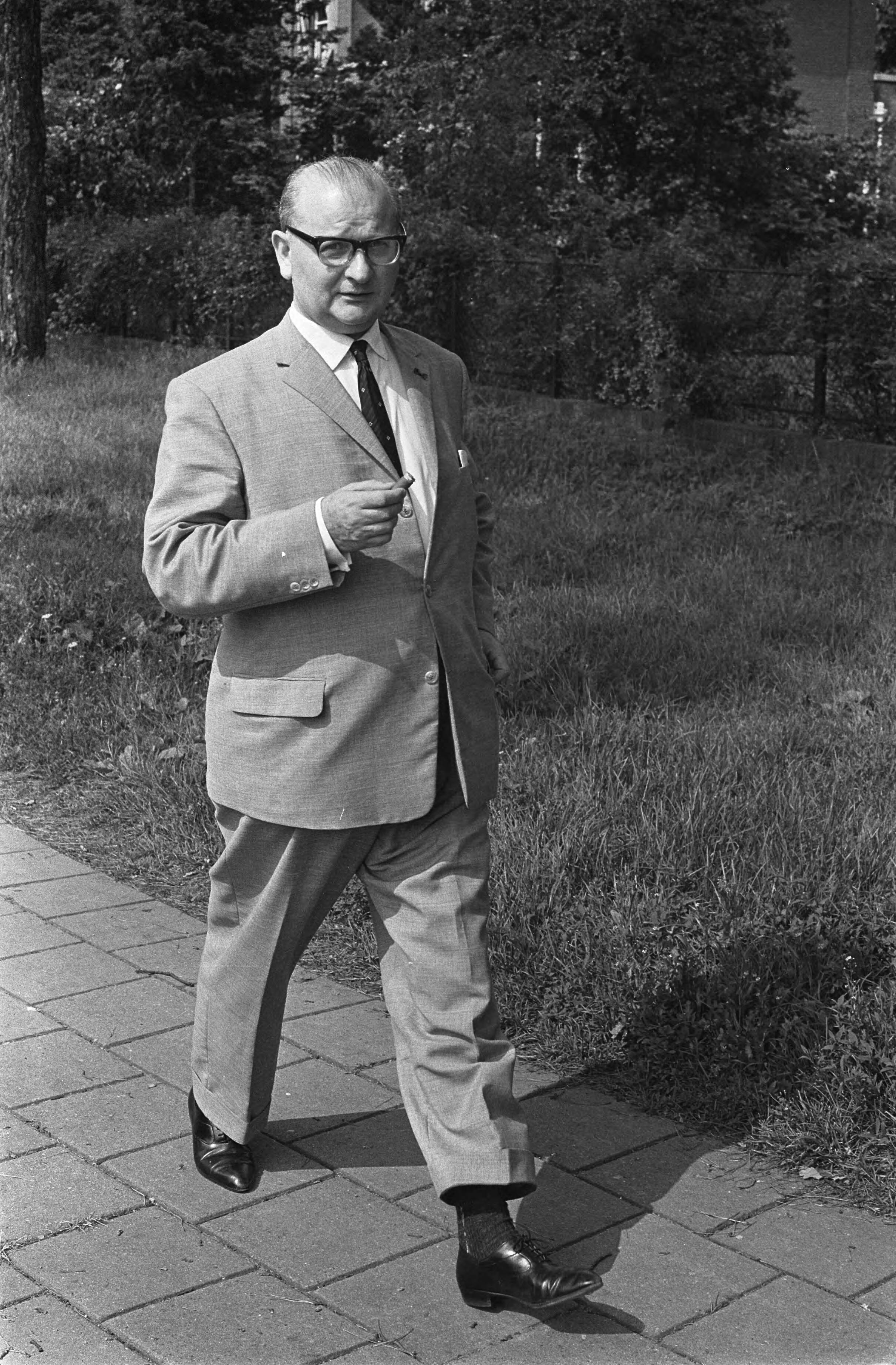 Fotocollectie Anefo — Kabinetsinformateur prof. dr. L.J.M. Beel ontving fractievoorzitters in zijn woning te Wassenaar. Aankomst dr. De Kort (KVP) — Foto: Gelderen, Hugo van / Anefo. Licentie: Set B: Rechtenvrij / Publiek Domein. Bron: Nationaal Archief. http://hdl.handle.net/10648/aa3db0e6-d0b4-102d-bcf8-003048976d84