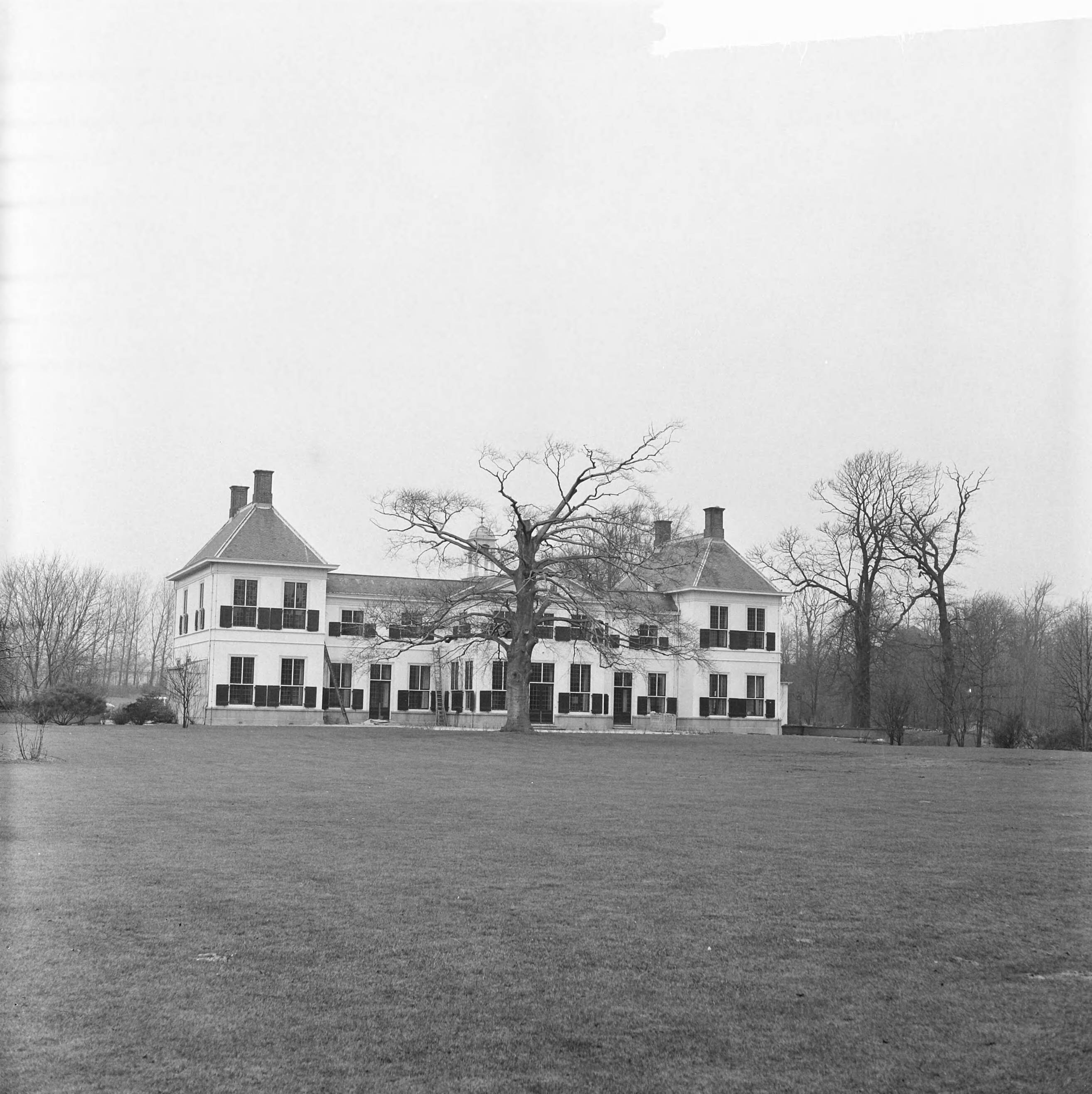 Jacob Catshuis op landgoed Sorghvliet te Den Haag — Jacob Catshuis op landgoed Sorghvliet te Den Haag, de ambtswoning van minister-president Marijnen, achterzijde — Foto: Smulders, Jean / Anefo. Licentie: Set B: Rechtenvrij / Publiek Domein. Bron: Nationaal Archief. http://hdl.handle.net/10648/aa5bdce2-d0b4-102d-bcf8-003048976d84