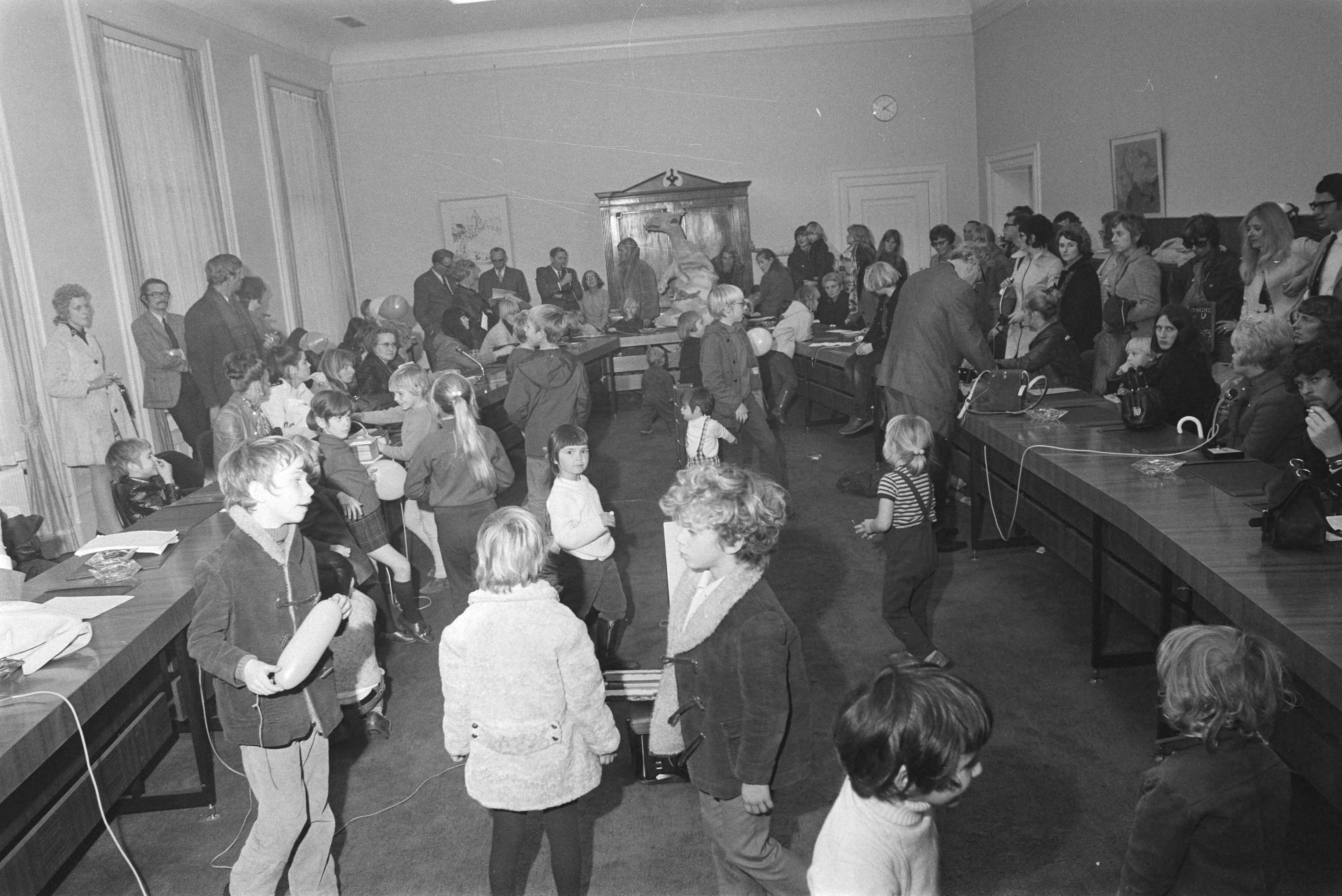 Fotocollectie Anefo — Demonstratie van "Dolle Mina" tegen uitblijven van creches op Binnenhof, Den Haag ; Dolle Minas met kinderen — Foto: Mieremet, Rob / Anefo. Licentie: Set B: Rechtenvrij / Publiek Domein. Bron: Nationaal Archief. http://hdl.handle.net/10648/abaa5632-d0b4-102d-bcf8-003048976d84
