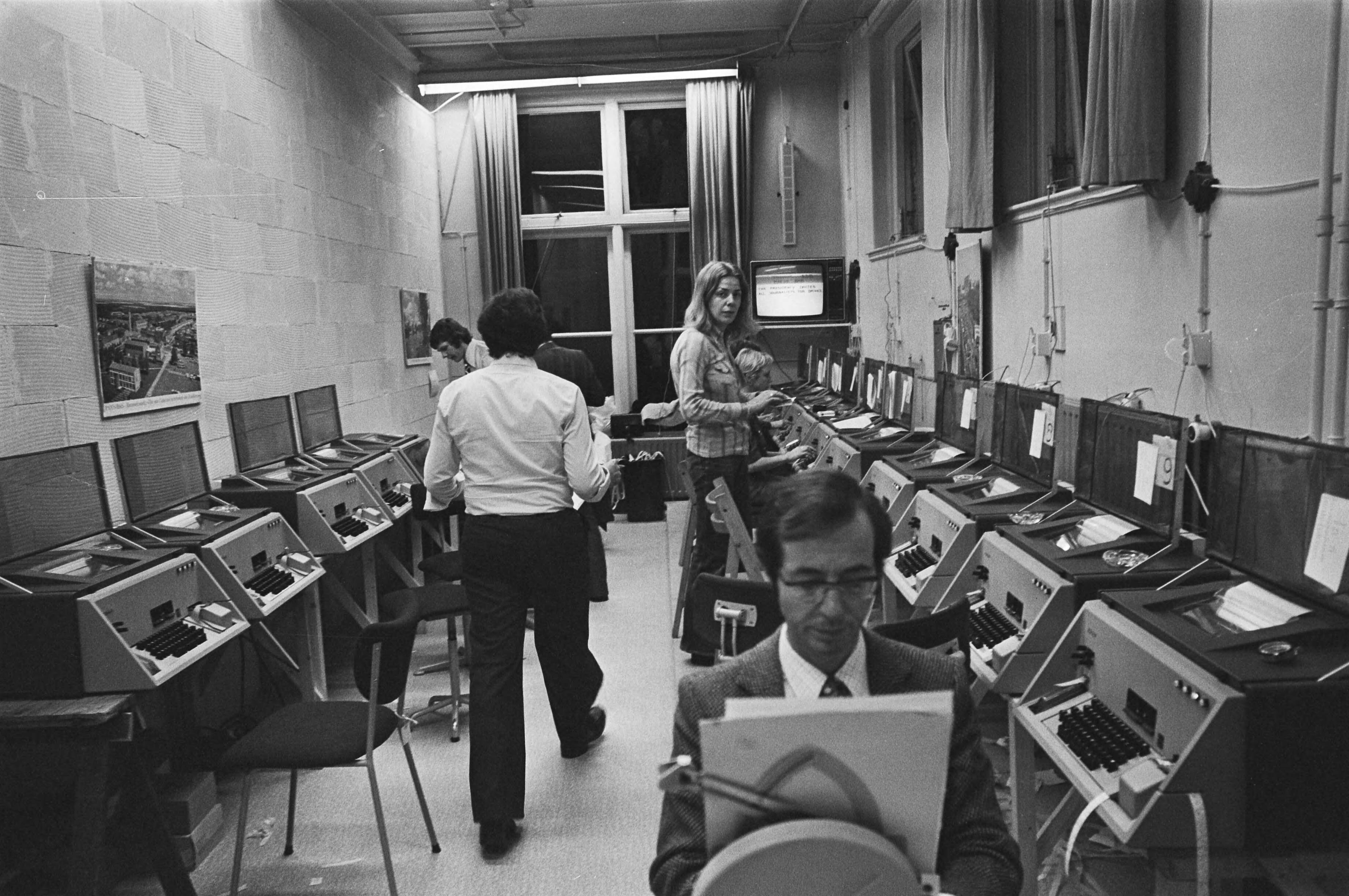 Fotocollectie Anefo — Bijeenkomst regeringsleiders EG in Den Haag ; perscentrum — Foto: Peters, Hans / Anefo. Licentie: Set B: Rechtenvrij / Publiek Domein. Bron: Nationaal Archief. http://hdl.handle.net/10648/ac91030c-d0b4-102d-bcf8-003048976d84