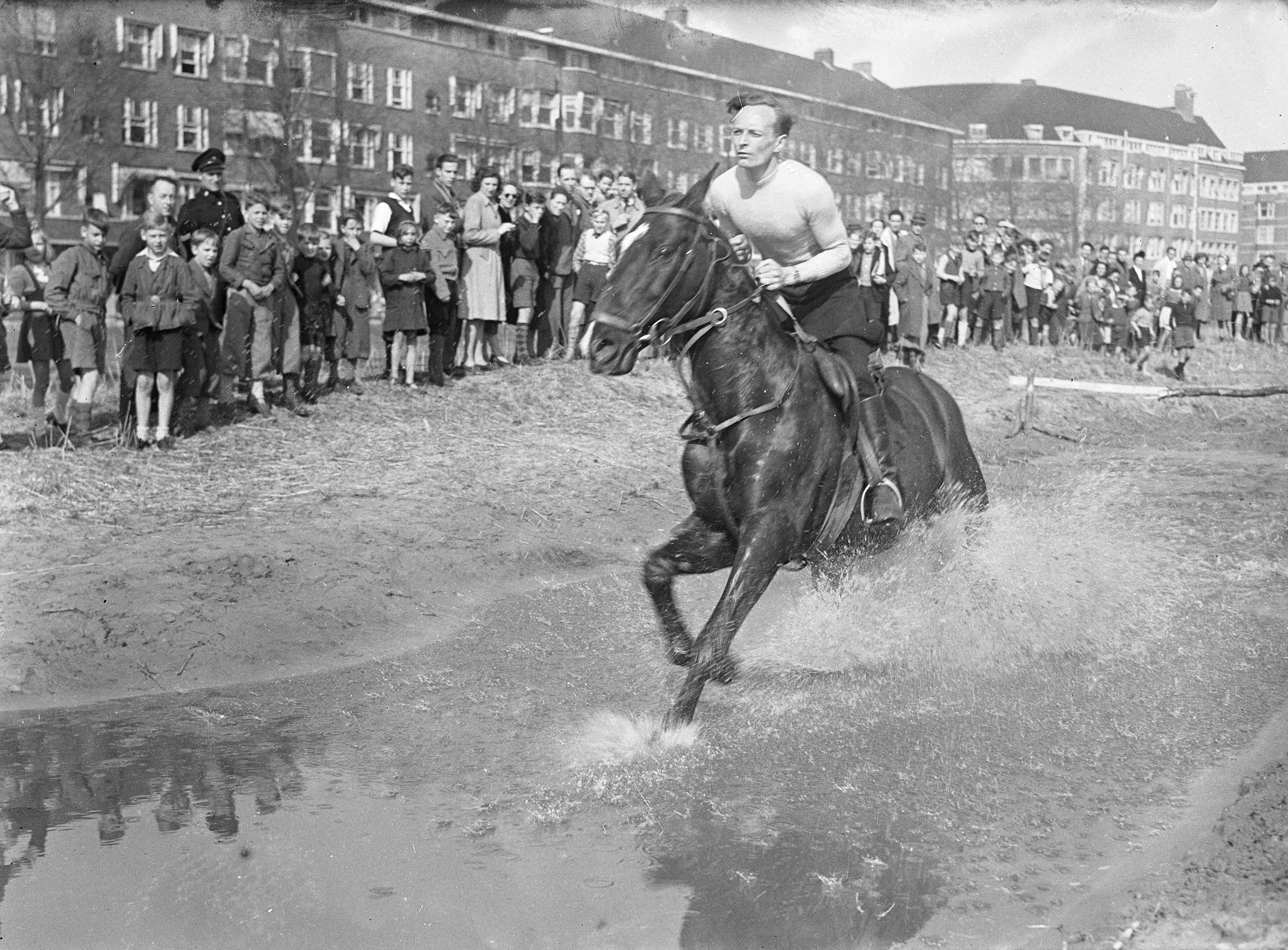 Cross-Country Amsterdam — Foto: Sagers, Harry / Anefo. — Licentie: Set B: Rechtenvrij / Publiek Domein. Bron: Nationaal Archief. http://hdl.handle.net/10648/a8a6c416-d0b4-102d-bcf8-003048976d84