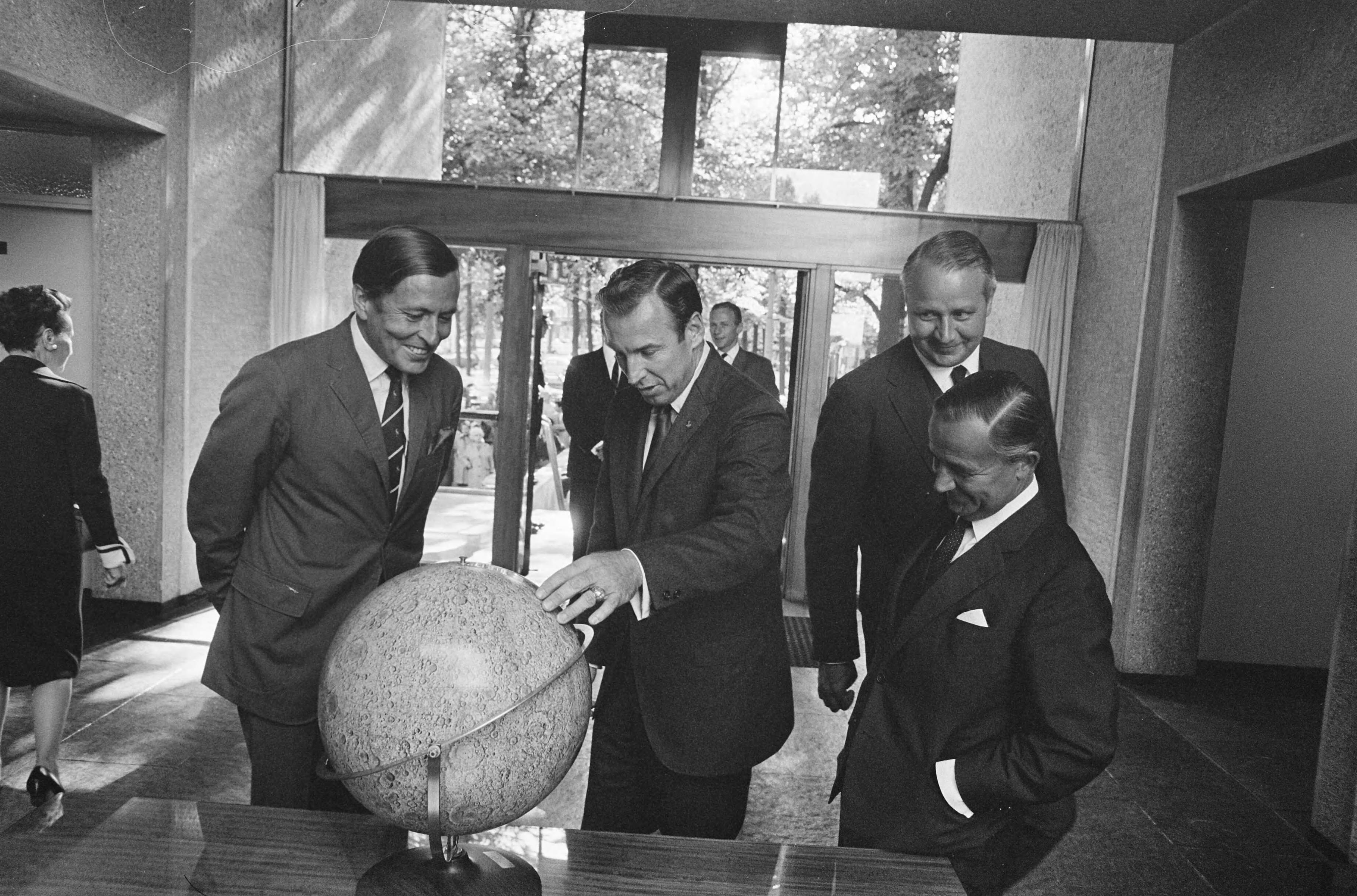 Fotocollectie Anefo — Z. K. H. Pr. Claus bij ontvangst. Amerikaanse astronaut James Lovell op Amerikaanse ambassade te Den Haag : Z. K. H. Pr. Claus bij ontvangst. v.l.n.r. — Foto: Evers, Joost / Anefo. Licentie: Set B: Rechtenvrij / Publiek Domein. Bron: Nationaal Archief. http://hdl.handle.net/10648/ab77025a-d0b4-102d-bcf8-003048976d84