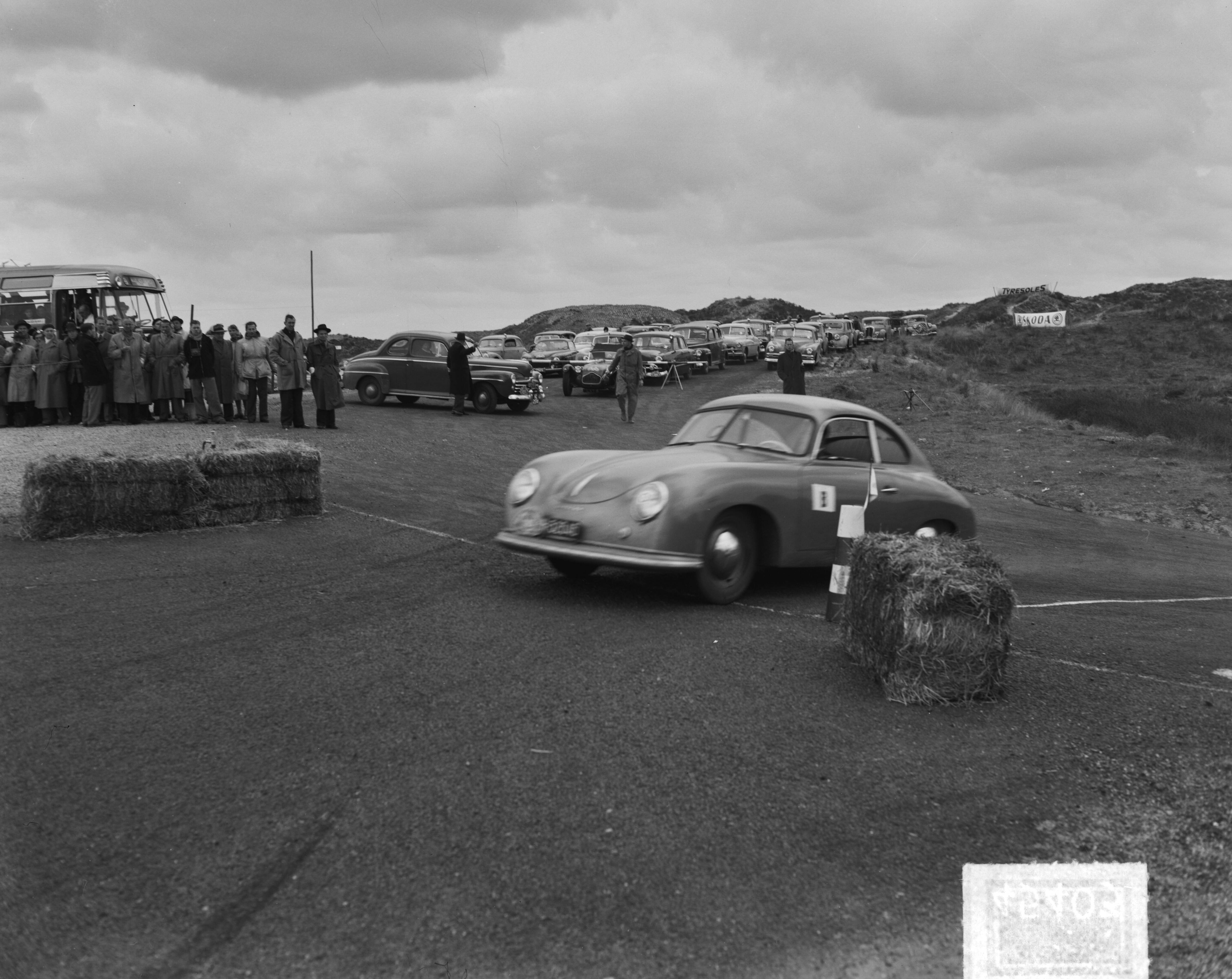 Tulpen Rallye 1951 — Klassementsproef te Zandvoort ter besluit van de 3e Tulpen-Rallye — Foto: Pot, Harry / Anefo. Licentie: Set B: Rechtenvrij / Publiek Domein. Bron: Nationaal Archief. http://hdl.handle.net/10648/a8e9435e-d0b4-102d-bcf8-003048976d84