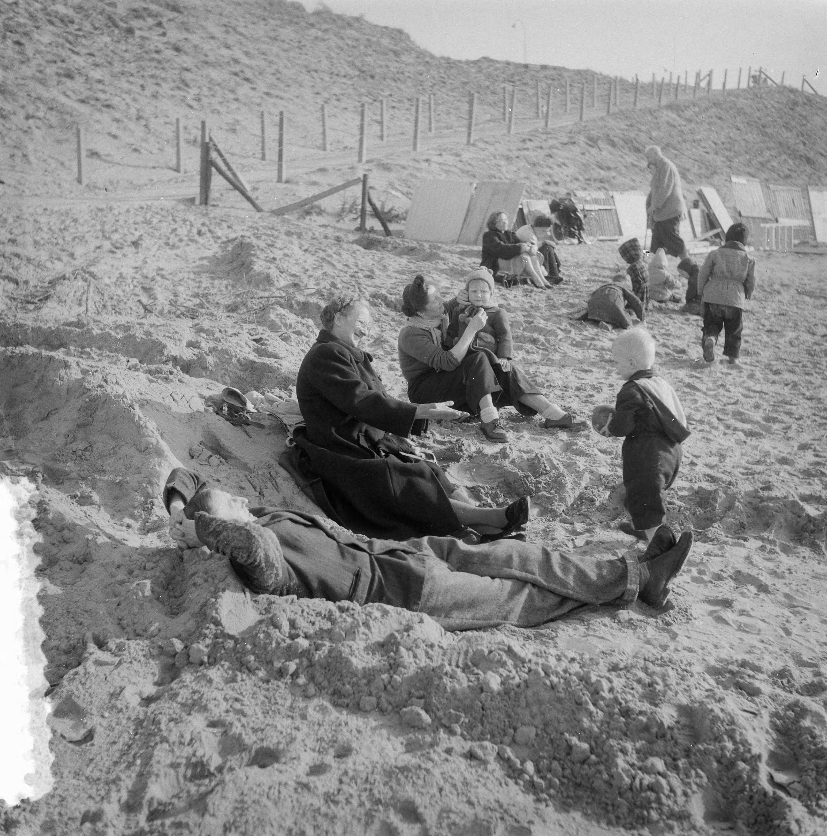 Fotocollectie Anefo — Lente in Zandvoort aan Zee — Foto: Noske, J.D. / Anefo. Licentie: Set B: Rechtenvrij / Publiek Domein. Bron: Nationaal Archief. http://hdl.handle.net/10648/a91dcb60-d0b4-102d-bcf8-003048976d84