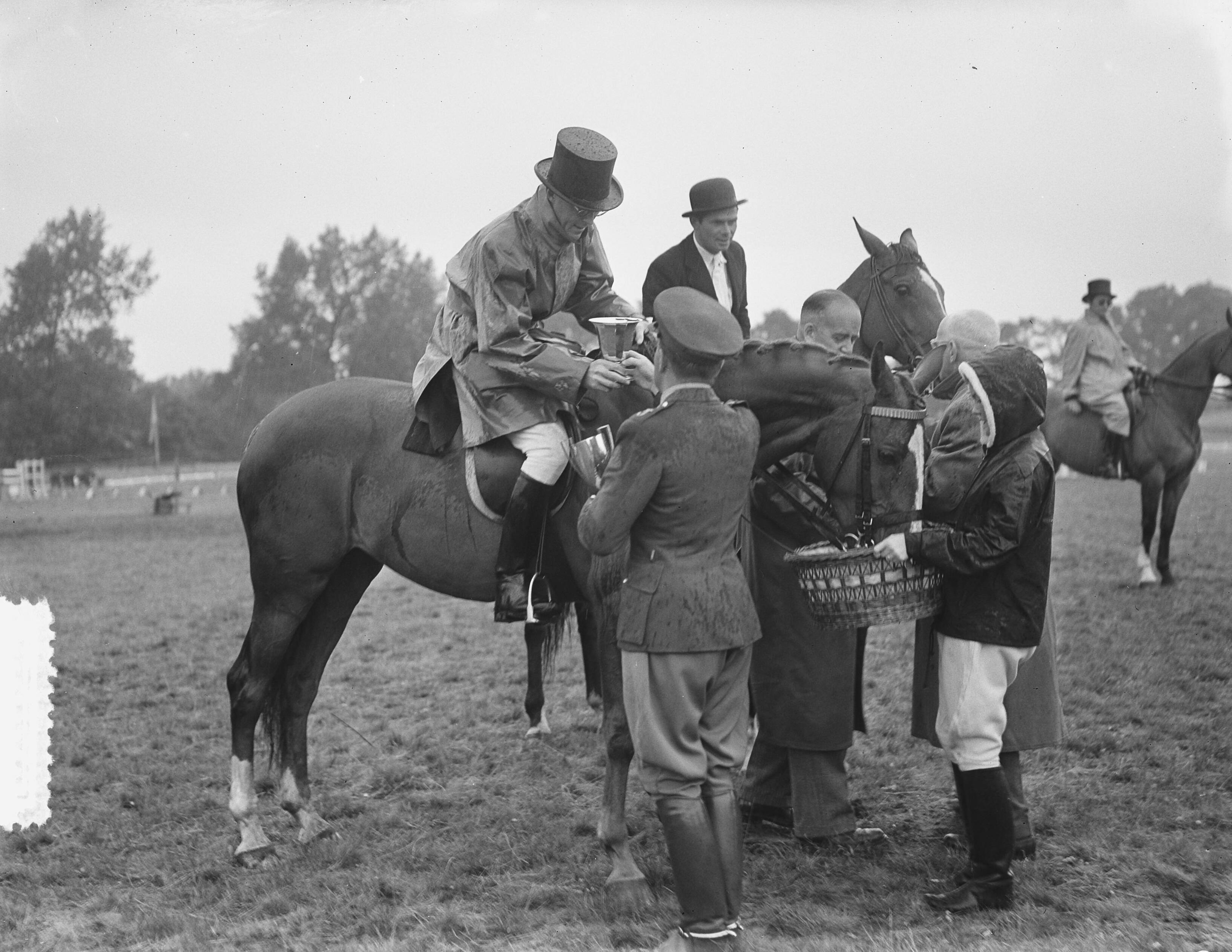 Fotocollectie Anefo — Concours Hippique in Den Haag. Prins Bernhard ontvangt een beker — Foto: Bilsen, Joop van / Anefo. Licentie: Set B: Rechtenvrij / Publiek Domein. Bron: Nationaal Archief. http://hdl.handle.net/10648/a9104a30-d0b4-102d-bcf8-003048976d84