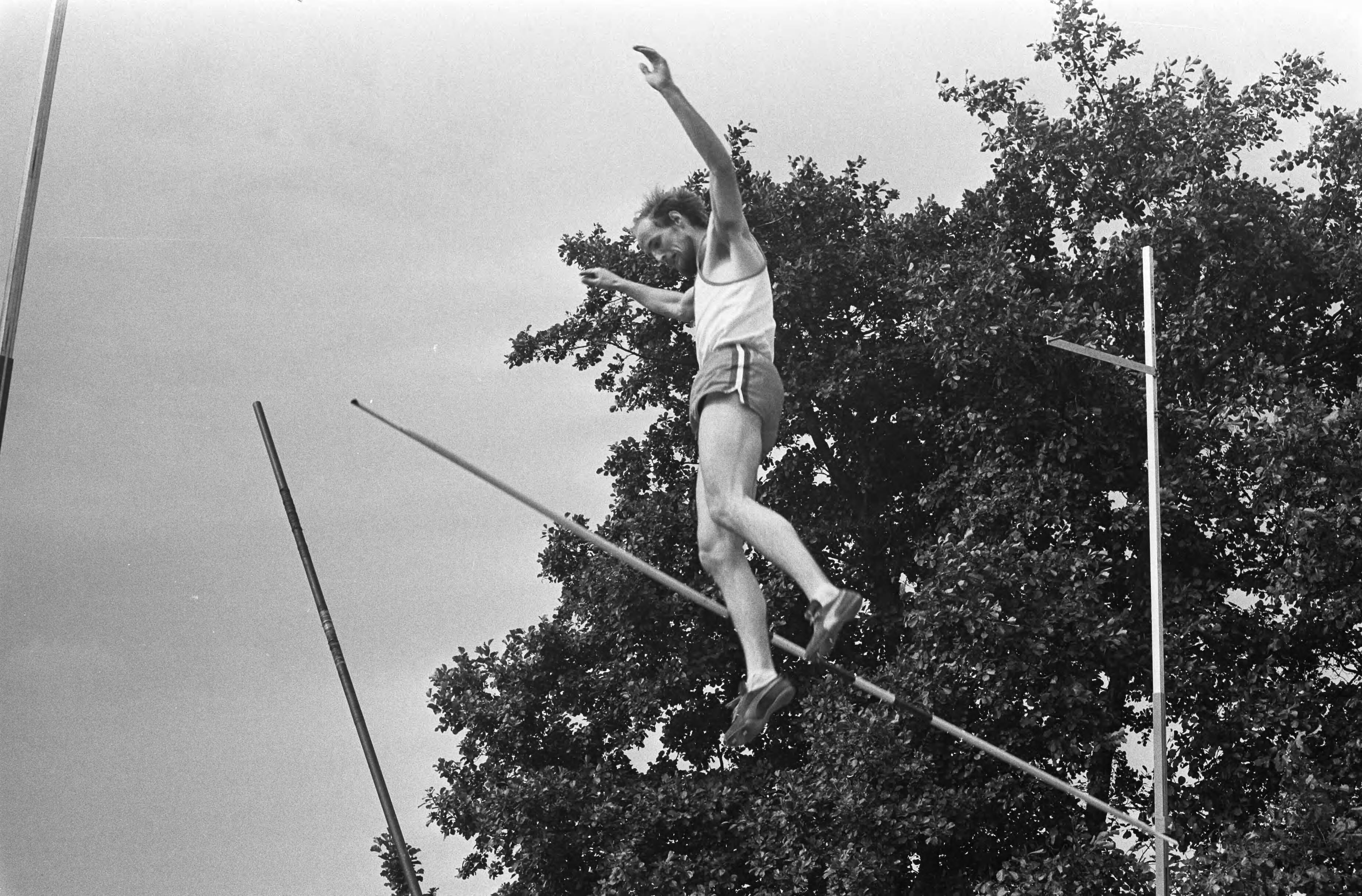 Atletiekinterland Nederland - België — Polsstokhoogspringer in actie — Foto: Fotograaf Onbekend / Anefo. Licentie: Set B: Rechtenvrij / Publiek Domein. Bron: Nationaal Archief. http://hdl.handle.net/10648/ab70fcac-d0b4-102d-bcf8-003048976d84