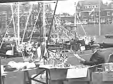 Fotocollectie Rijksvoorlichtingsdienst Eigen — dias vlaggetjesdag scheveningen — Foto: Schuurman, Ralph L. / RVD. Licentie: Set B: Rechtenvrij / Publiek Domein. Bron: Nationaal Archief. http://hdl.handle.net/10648/af7336e4-d0b4-102d-bcf8-003048976d84