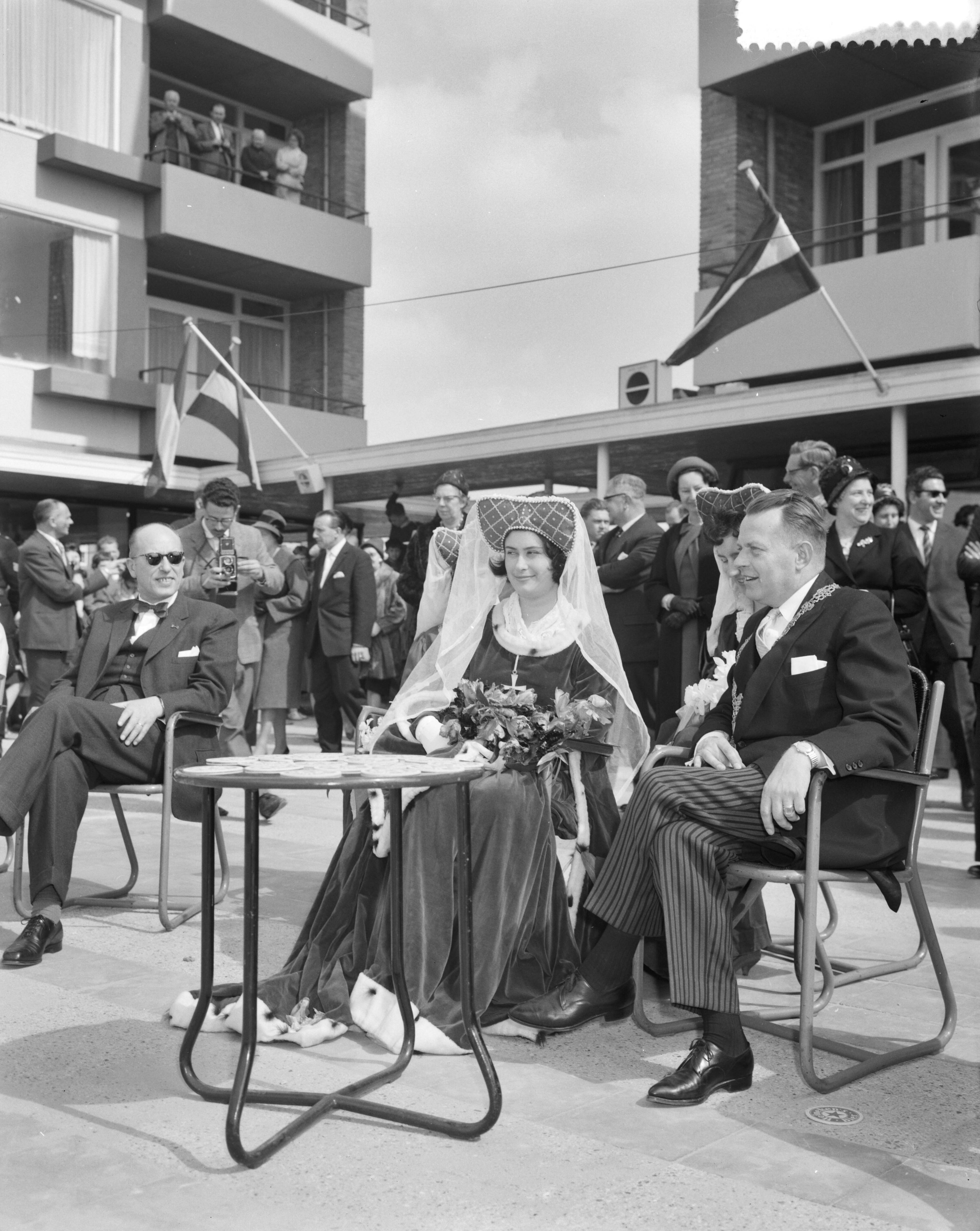Fotocollectie Anefo — "Jacoba van Beieren" luistert plechtigheid op van opening nieuwe winkelcentrum in Breda. "Jacoba van Beieren" en burgemeester Geuljans — Foto: Pot, Harry / Anefo. Licentie: Set B: Rechtenvrij / Publiek Domein. Bron: Nationaal Archief. http://hdl.handle.net/10648/a9d0e61e-d0b4-102d-bcf8-003048976d84