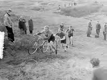 Fotocollectie Anefo — Cyclecross Zandvoort. Winnaar Manus Brinkman — Foto: Pot, Harry / Anefo. Licentie: Set B: Rechtenvrij / Publiek Domein. Bron: Nationaal Archief. http://hdl.handle.net/10648/a9568202-d0b4-102d-bcf8-003048976d84