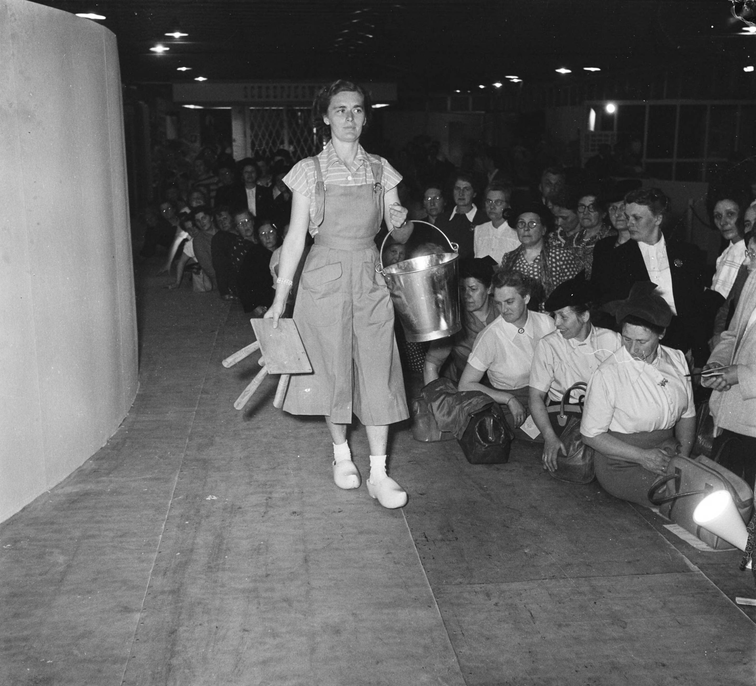 Landbouwtentoonstelling Utrecht (1952) — Landbouwtentoonstelling Utrecht. Modeshow — Foto: Noske, J.D. / Anefo. Licentie: Set B: Rechtenvrij / Publiek Domein. Bron: Nationaal Archief. http://hdl.handle.net/10648/a8f90adc-d0b4-102d-bcf8-003048976d84