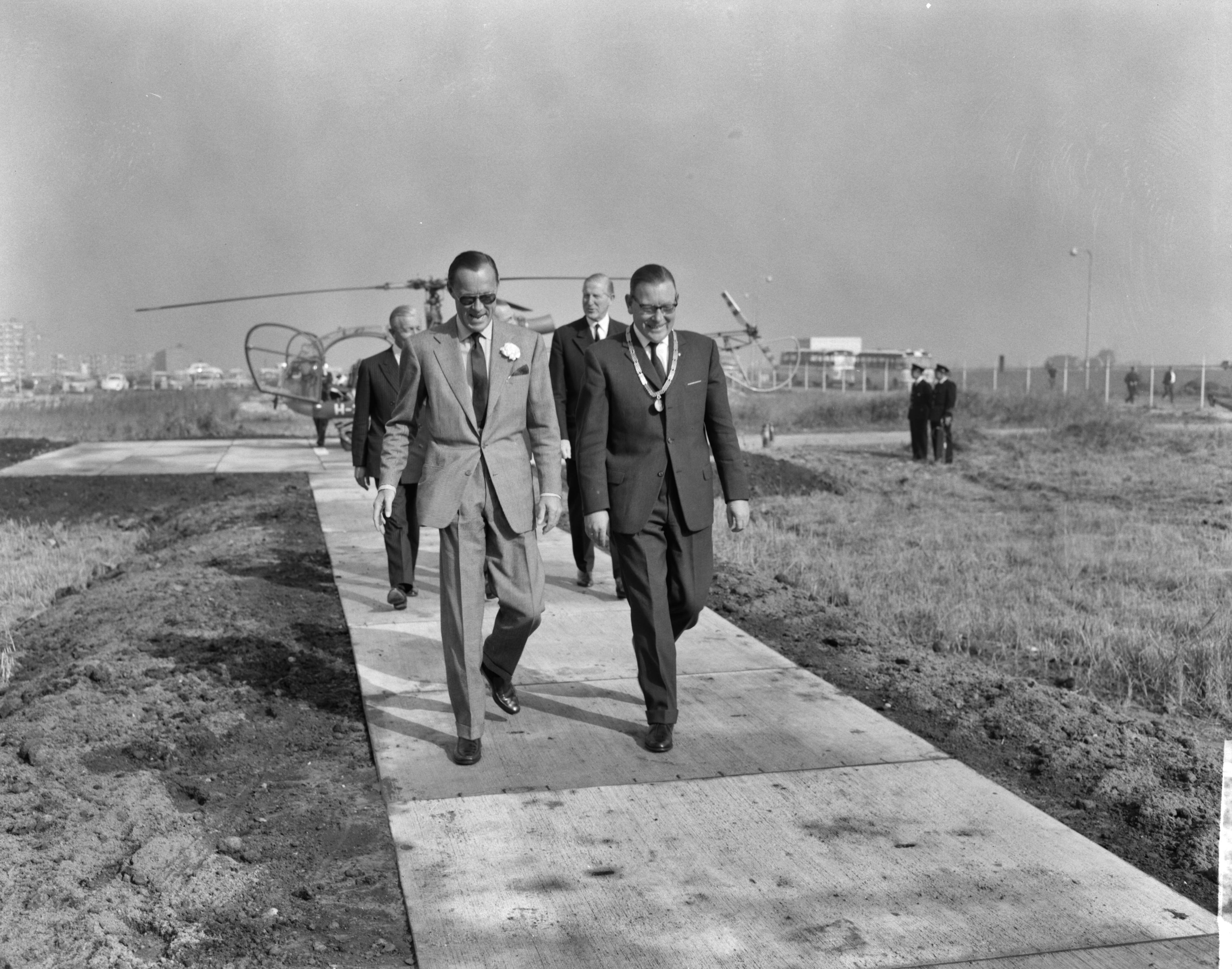 Fotocollectie Anefo — Prins Bernhard opende te Zaandam nieuwe fabriek "Indeco Coignet NV" , de prins na aankomst met helicopter, naast hem burgemeester G.J.D. Franken — Foto: Bilsen, Joop van / Anefo. Licentie: Set B: Rechtenvrij / Publiek Domein. Bron: Nationaal Archief. http://hdl.handle.net/10648/aa7b47b2-d0b4-102d-bcf8-003048976d84